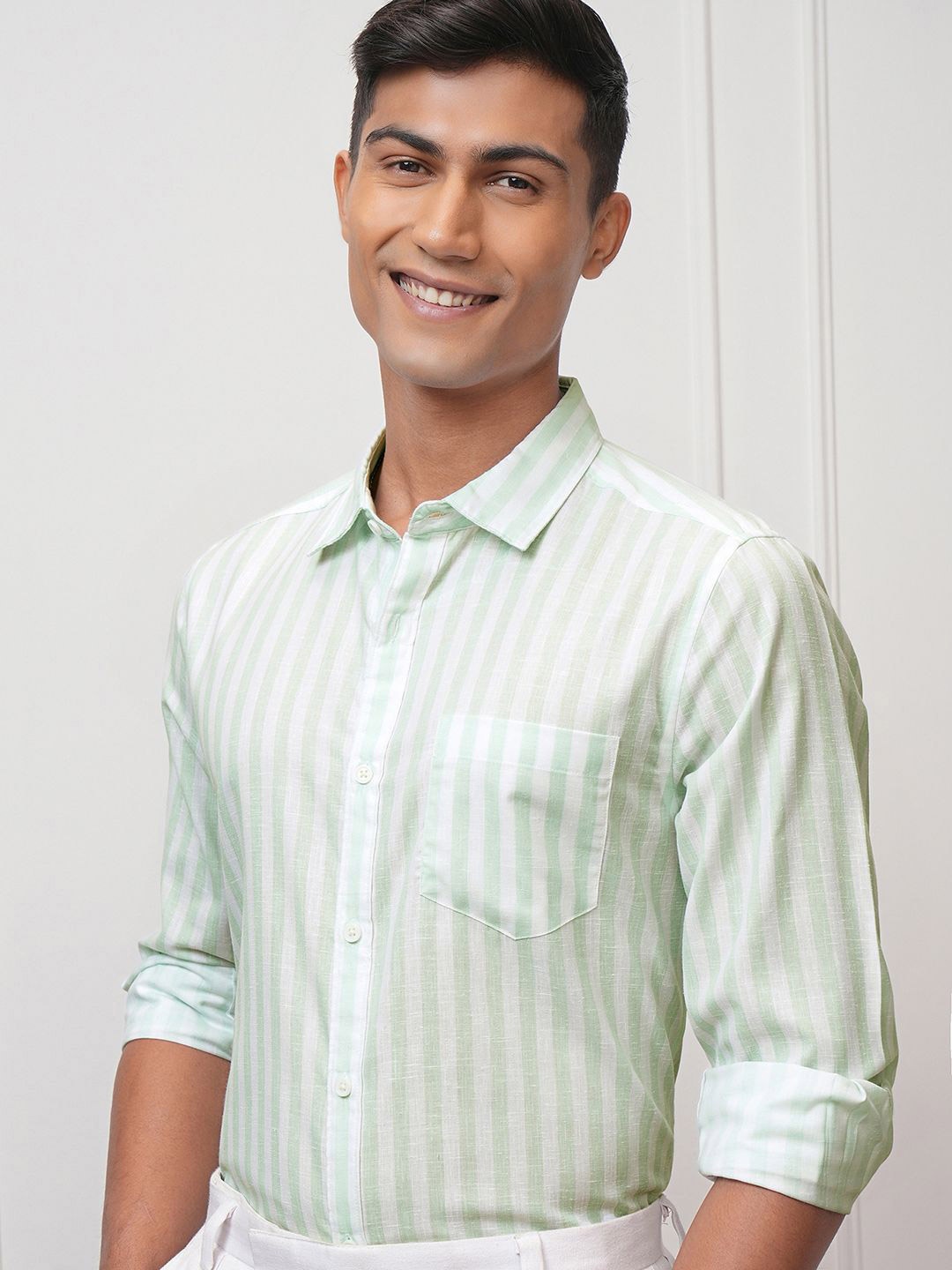 

LOCOMOTIVE Men Cutaway Collar Vertical Striped Casual Shirt, Green
