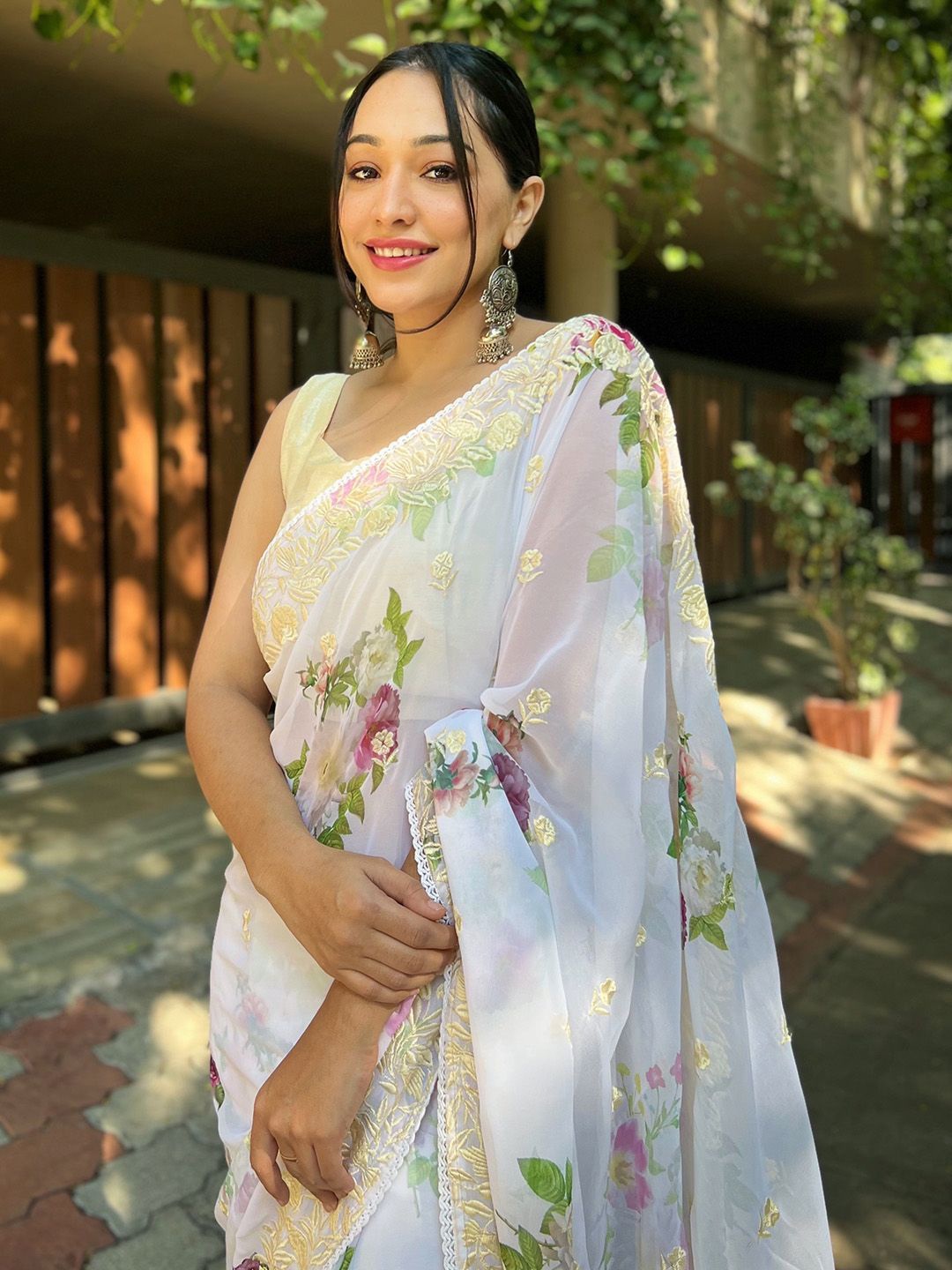 

Ishin Ethnic Motifs Embroidered Poly Georgette Saree, White