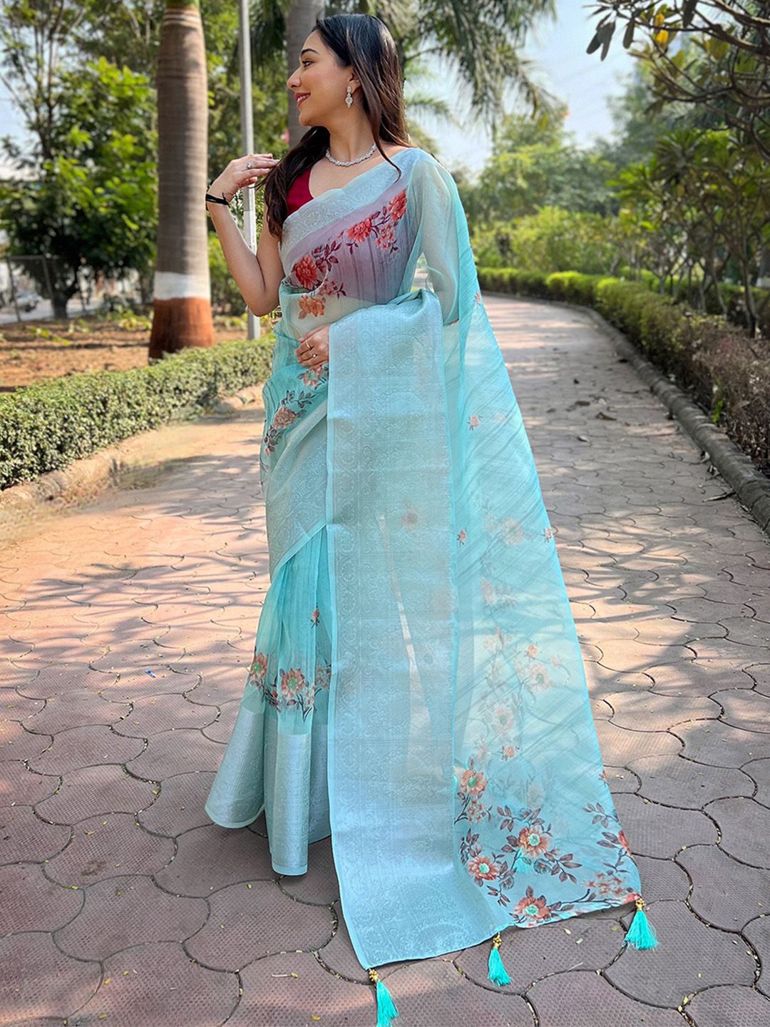 

Ishin Floral Organza Printed Saree With Blouse Piece, Blue