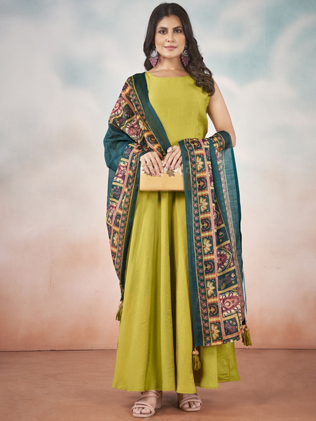 

MINGORA Sleeveless Anarkali Kurta With Trouser & Dupatta, Lime green