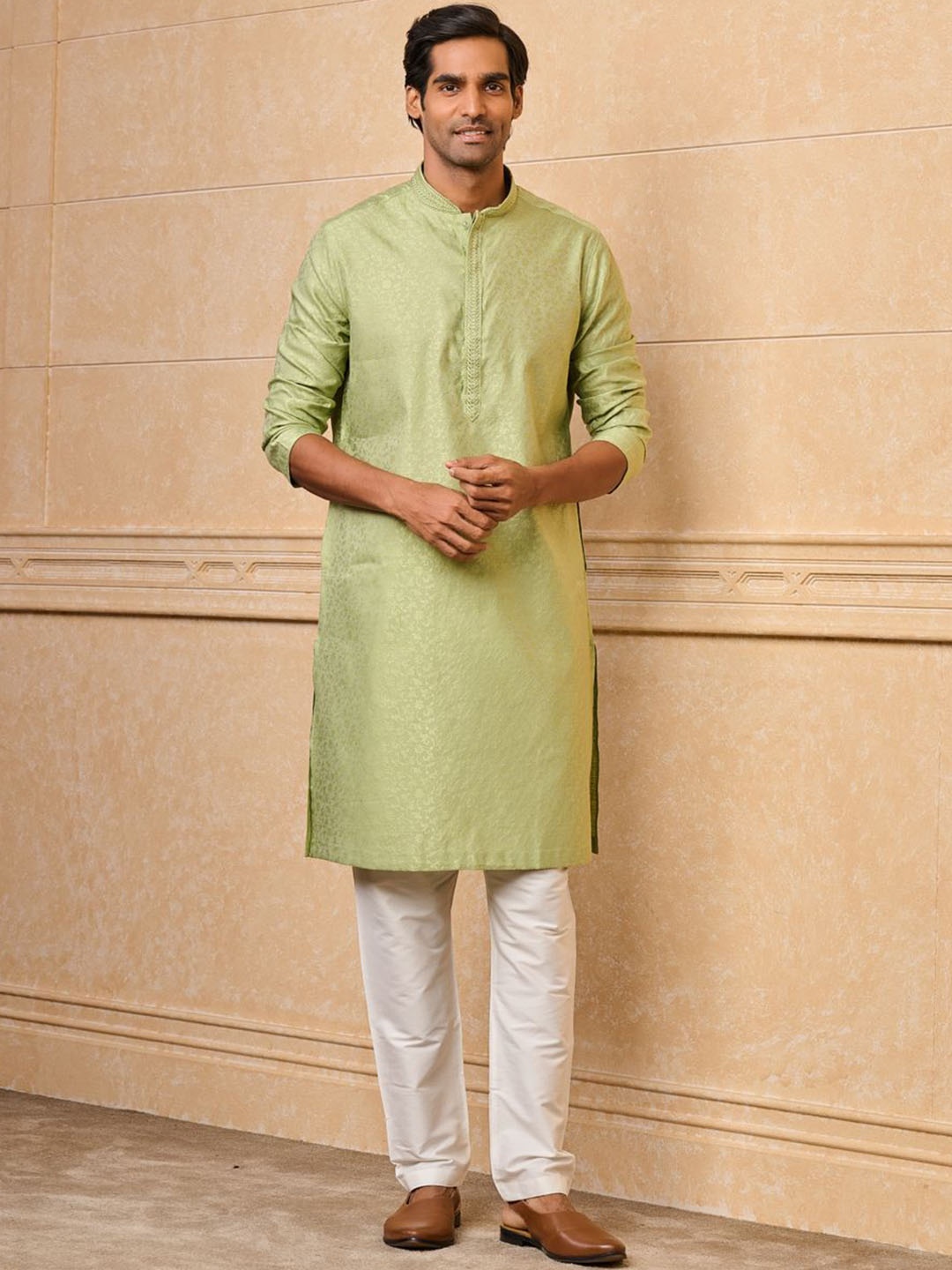 

Tasva Floral Woven Design Mandarin Collar Regular Kurta With Pyjama, Green