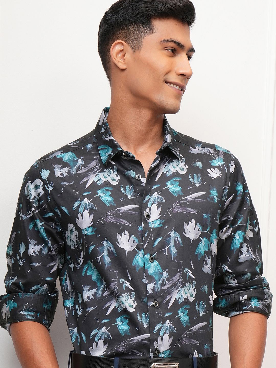

LOCOMOTIVE Men Cutaway Collar Floral Printed Cotton Slim Fit Casual Shirt, Black