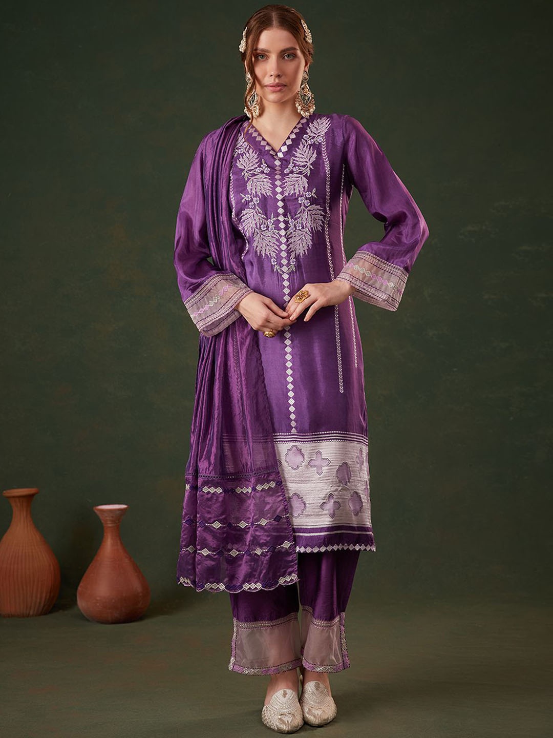 

HEEPOSH Floral Embroidered Straight Kurta with Trousers & Dupatta, Purple