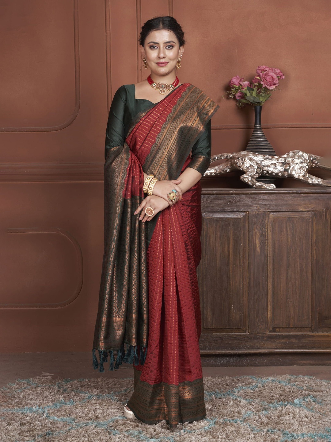 

KAYOMMI Ethnic Motifs Zari Woven Design Kanjeevaram Saree, Maroon