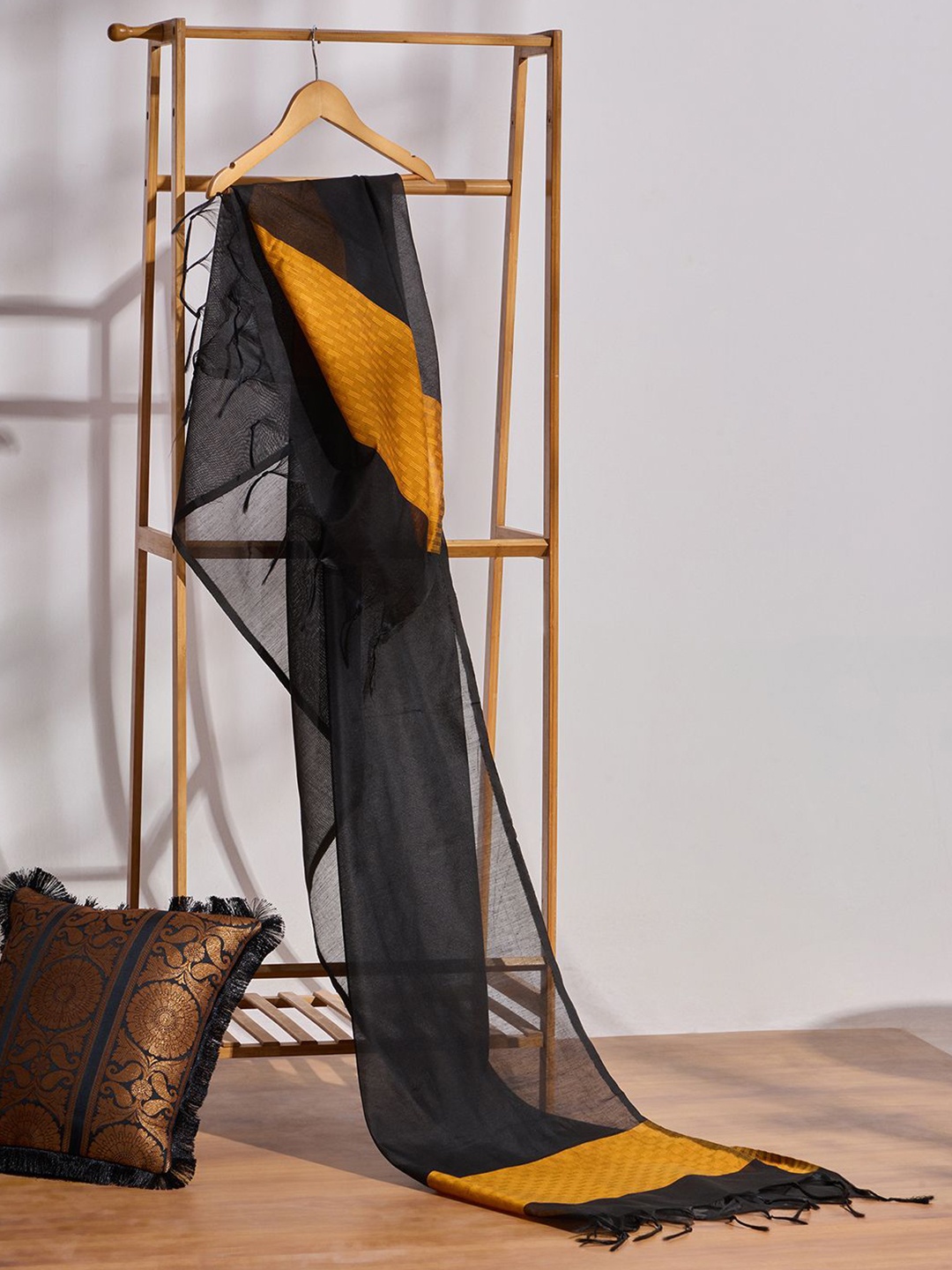 

Likha Colourblocked Tasselled Dupatta, Black