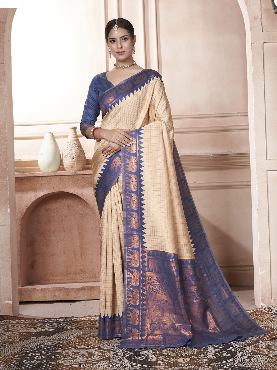 

KAYOMMI Checked Woven Design Zari Kanjeevaram Saree, Beige