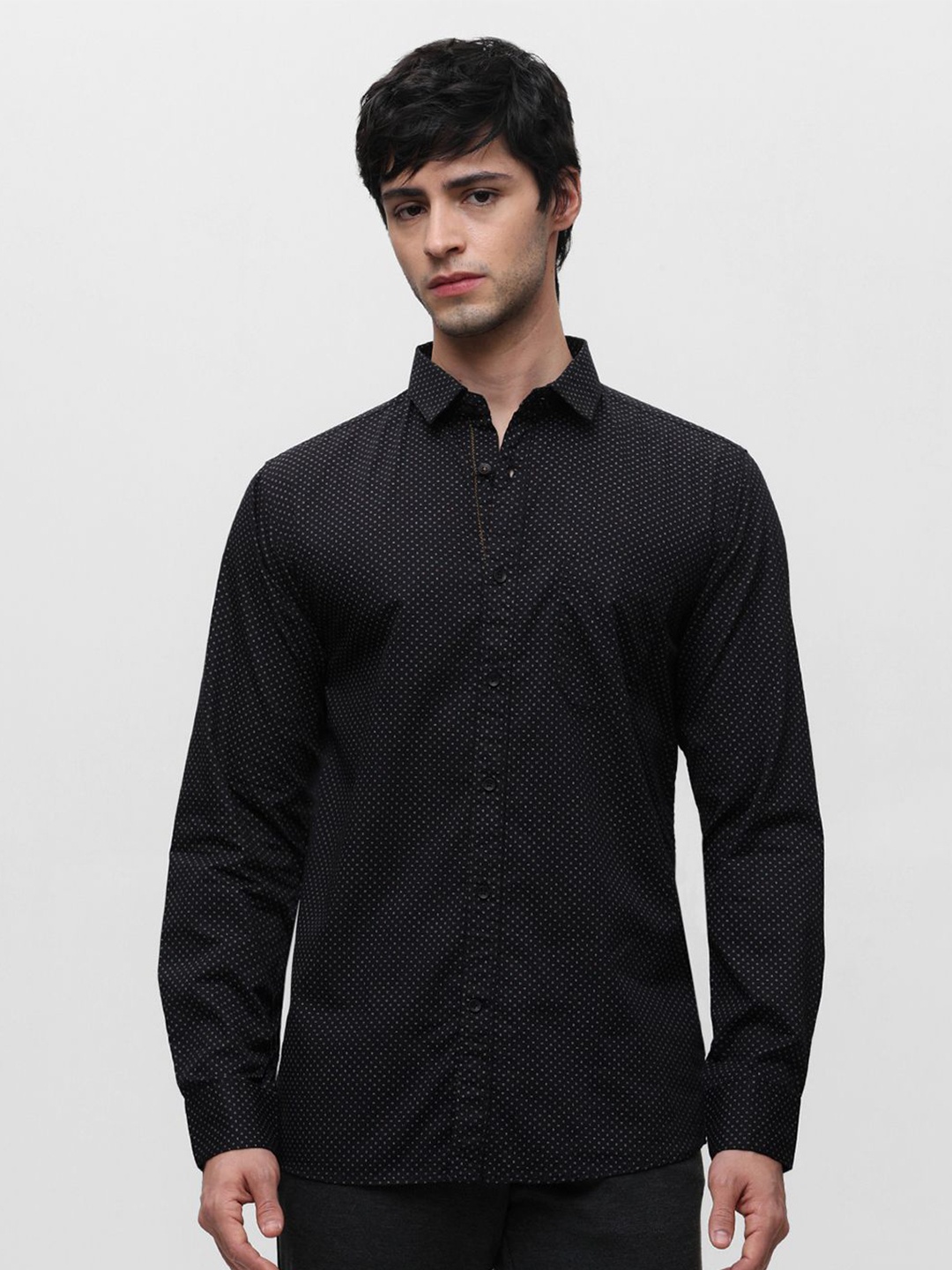 

Klub Fox Men Spread Collar Micro Ditsy Printed Cotton Slim Fit Casual Shirt, Black