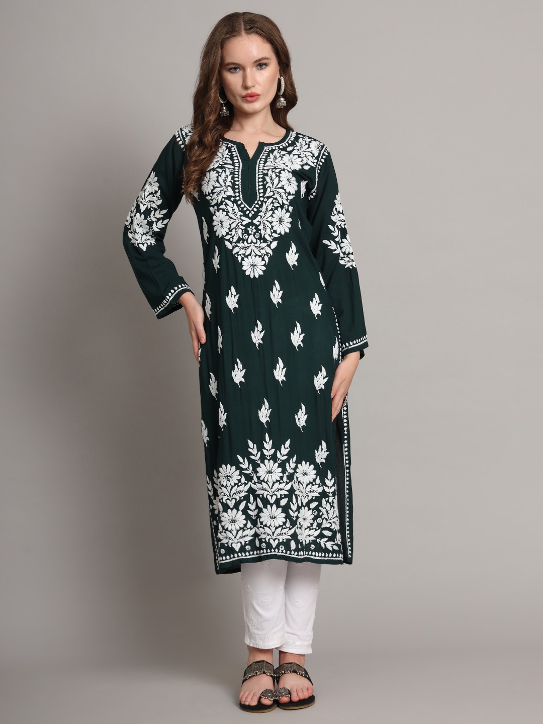 

The Chikan Label Floral Embroidered Notch Neck Chikankari Straight Kurta, Green