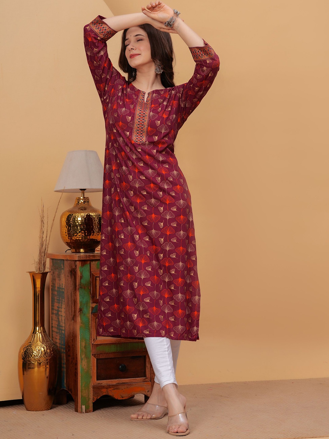 

PURSHOTTAM WALA Floral Printed Notched Neck Straight Kurta, Maroon