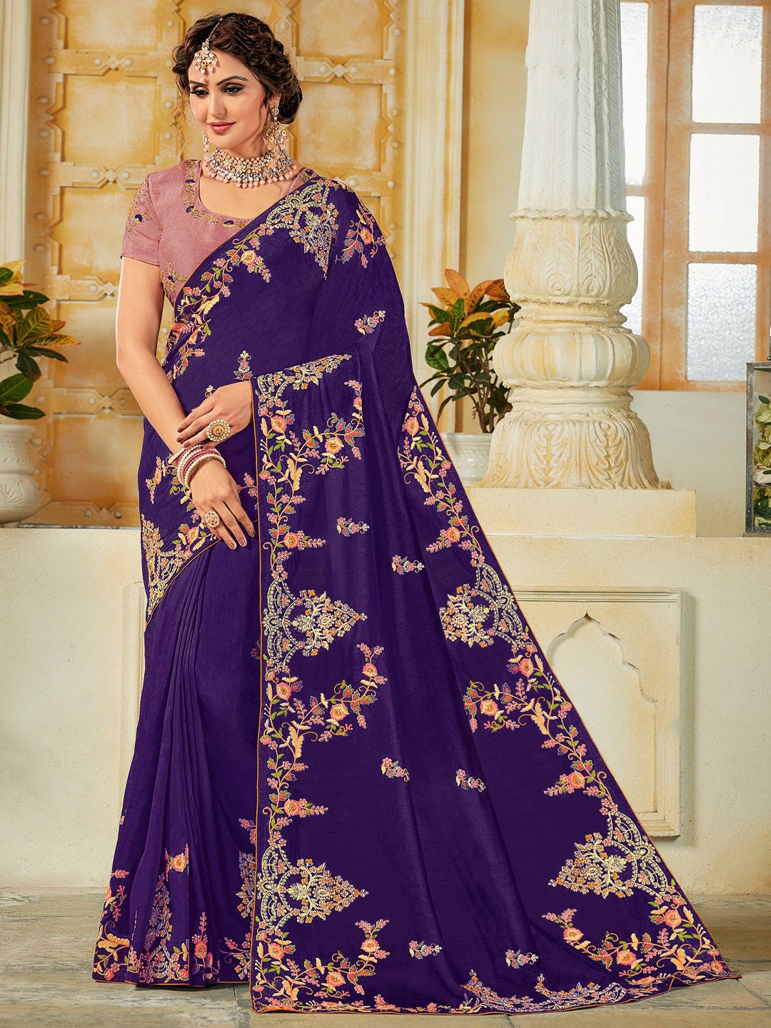 

Laxmipati Women Floral Embroidered Saree, Purple