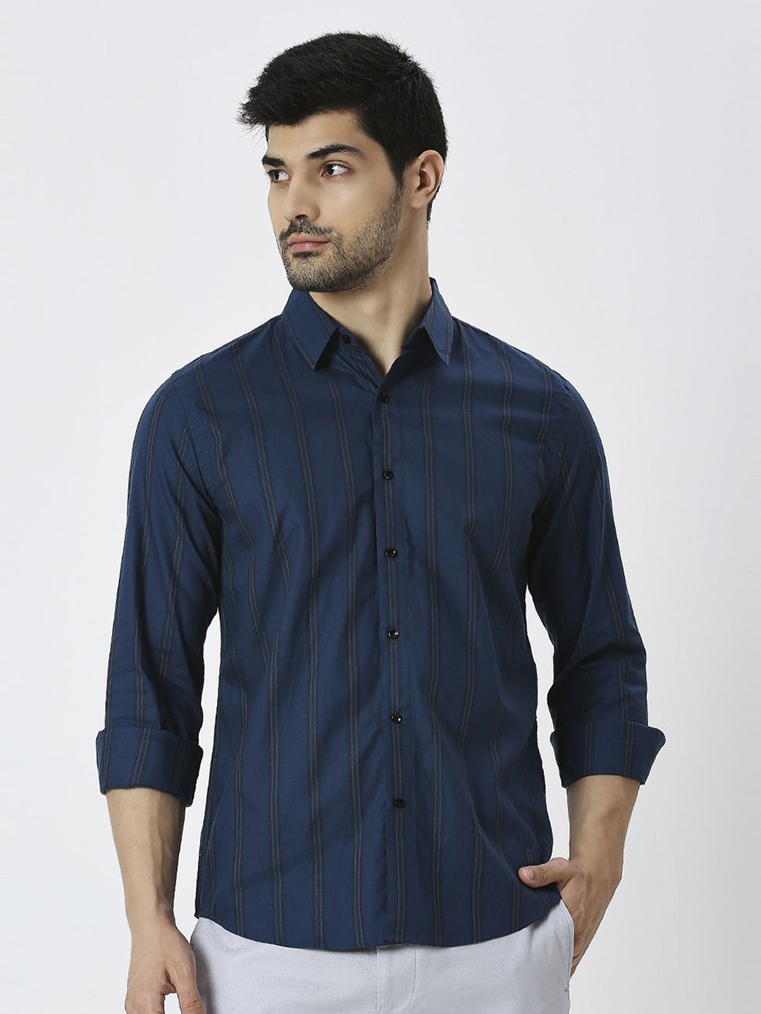 

MARK & ALBERT Men India Slim Spread Collar Vertical Striped Cotton Casual Shirt, Navy blue