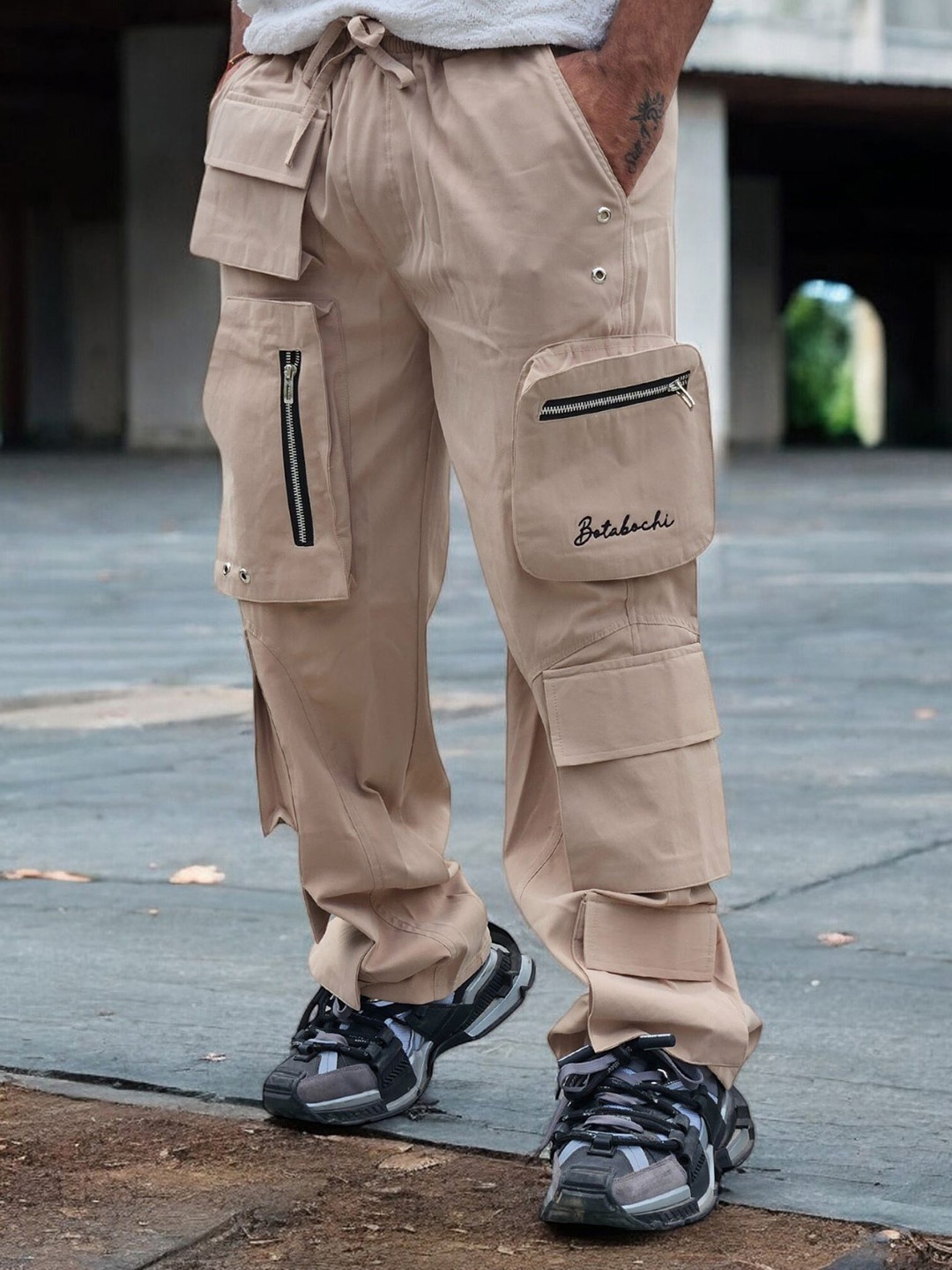 

BOTABOCHI Men Solid Relaxed High-Rise Easy Wash Cargos Trousers, Beige