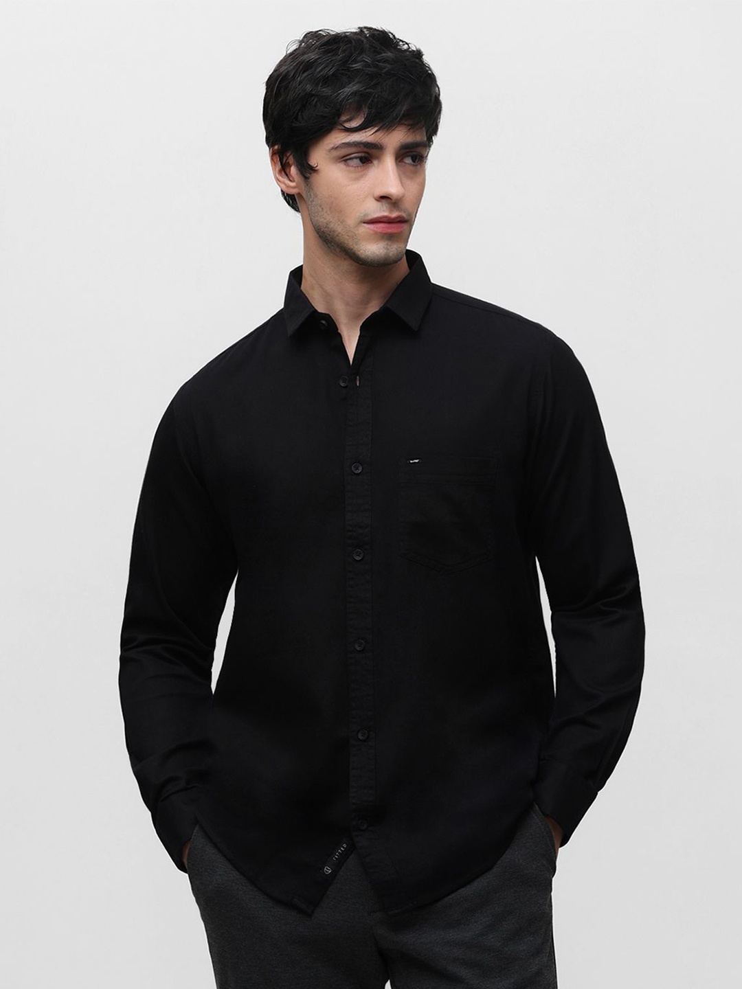 

Klub Fox Men Spread Collar Solid Cotton Slim Fit Casual Shirt, Black