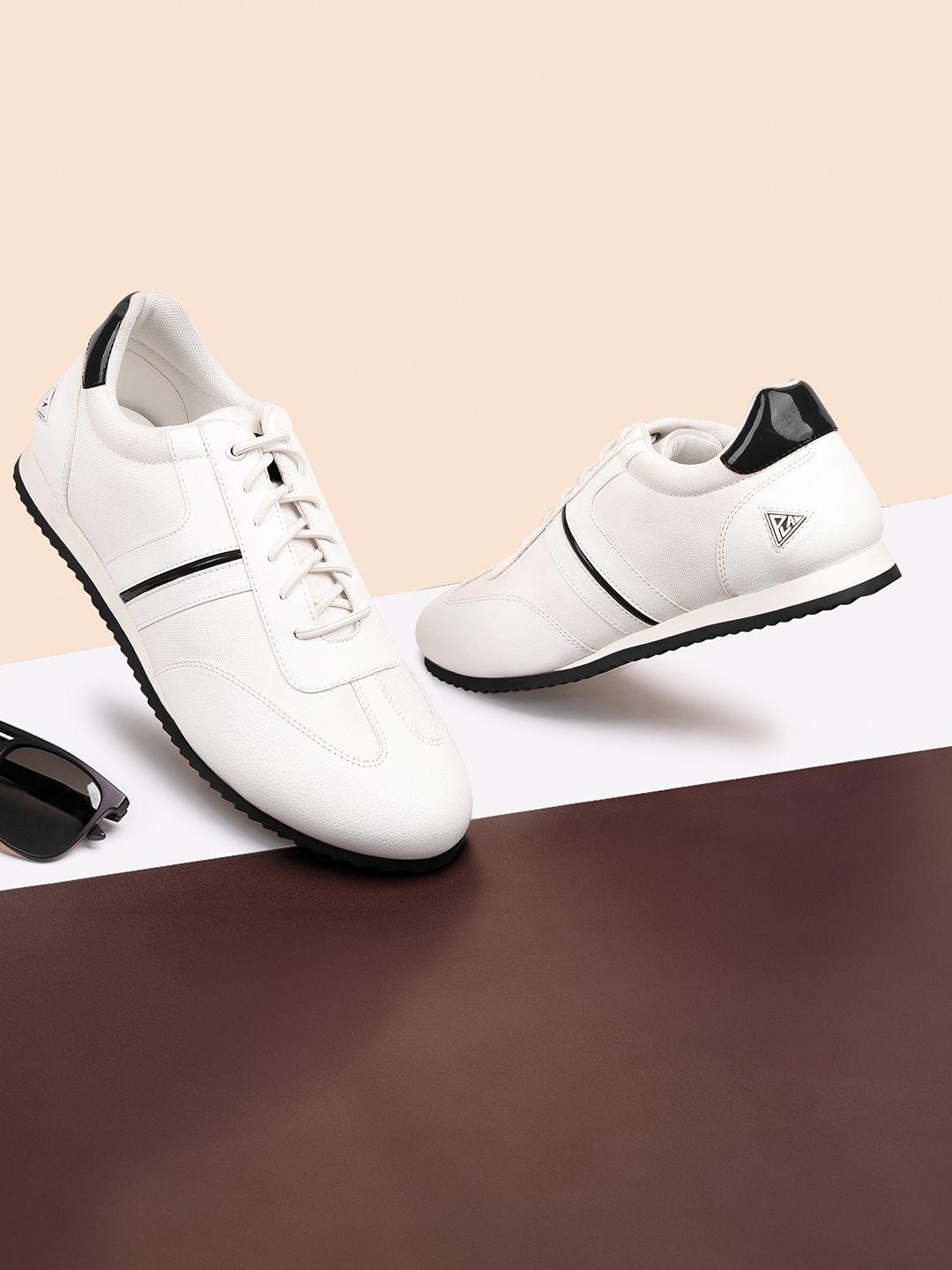 

LOUIS STITCH Men Leatherette Casual Cushioned Sneakers, White