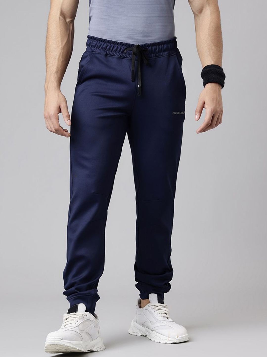 

MuscleBlaze Men Solid Mid-Rise Joggers, Navy blue