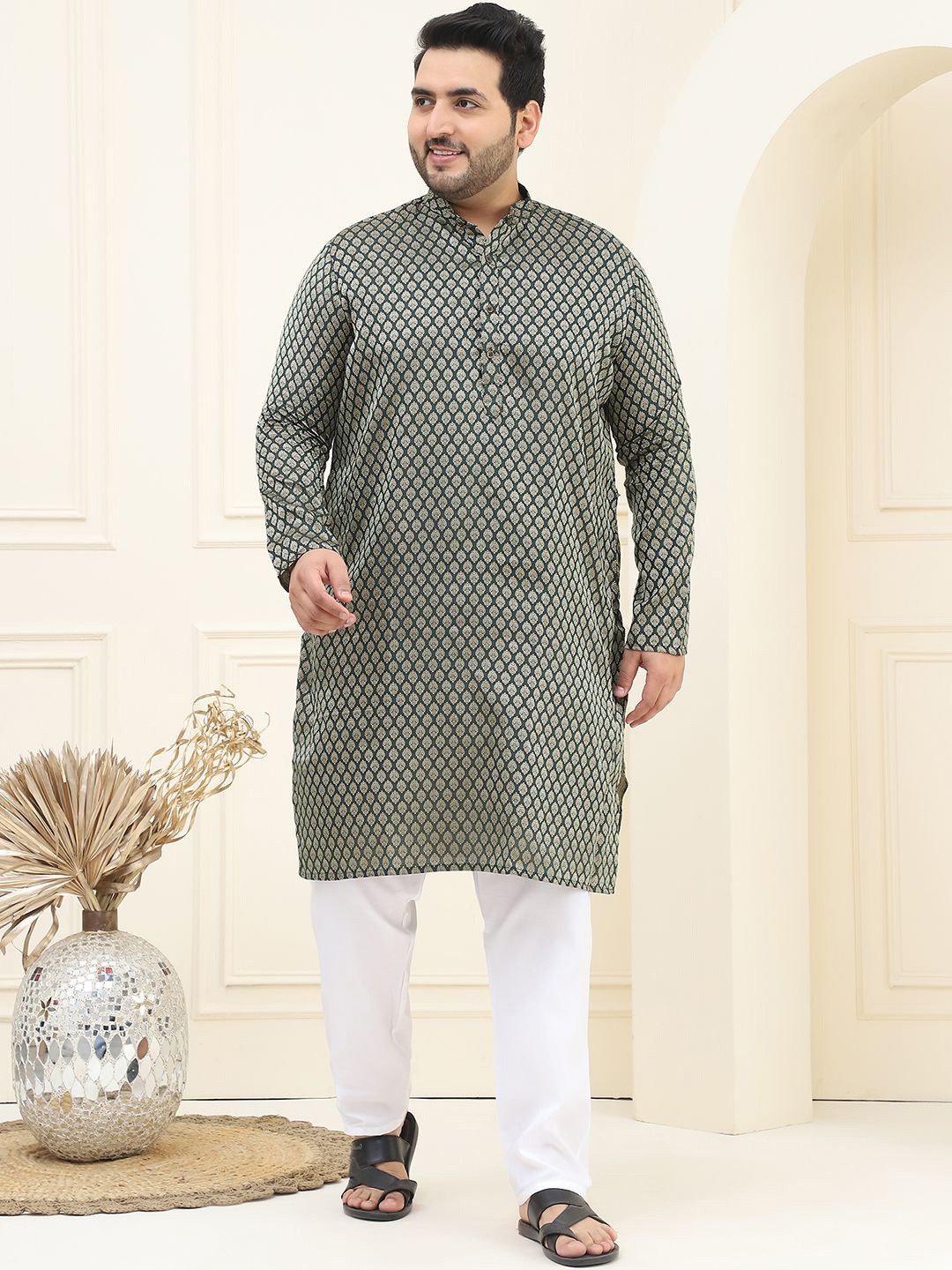 

SOJANYA PLUS Woven Design Regular Straight Kurta with Pyjamas, Green