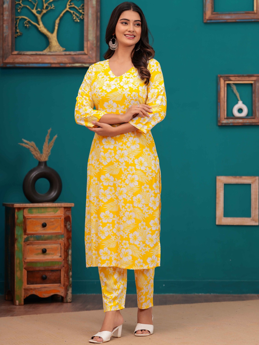 

YUSRA Floral Printed Sequinned V-Neck Straight Kurta with Trousers, Yellow