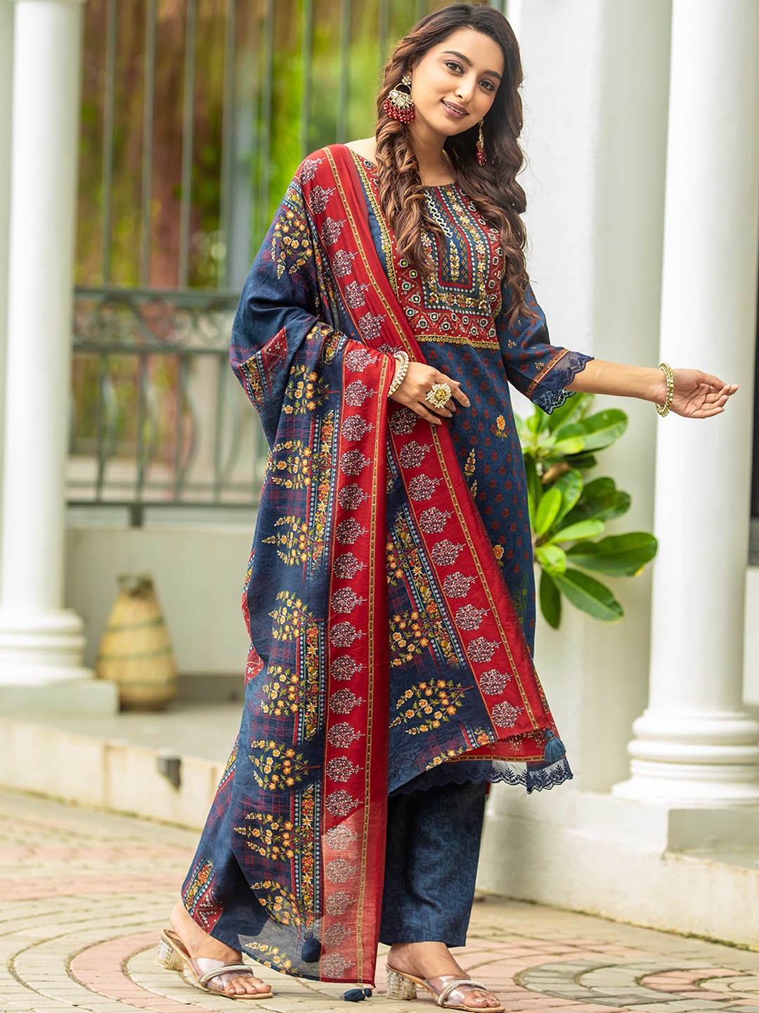 

MITTOO Floral Printed Straight Kurta with Palazzos & With Dupatta, Navy blue