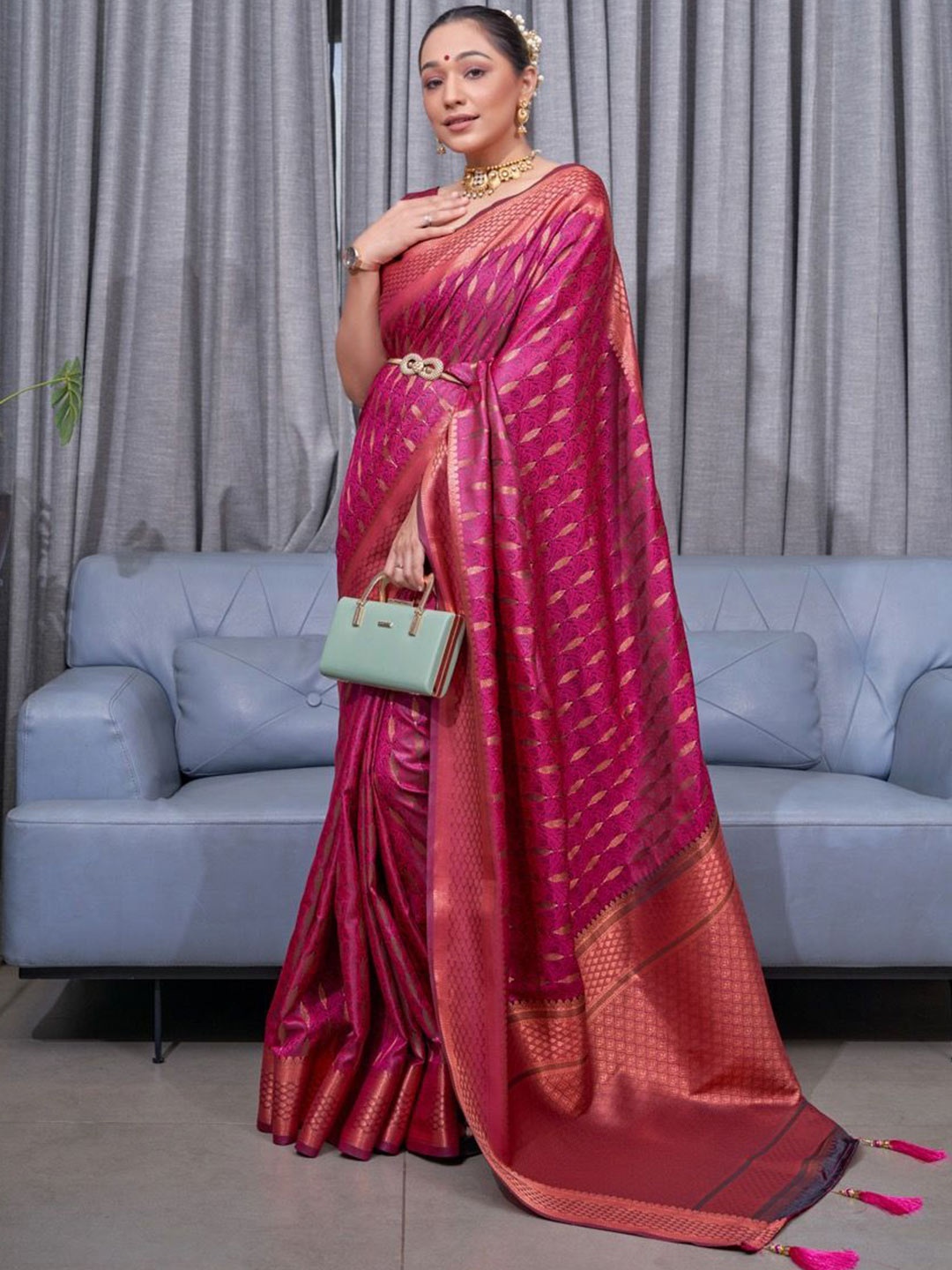 

Kriyansh Woven Design Zari Banarasi Saree, Pink