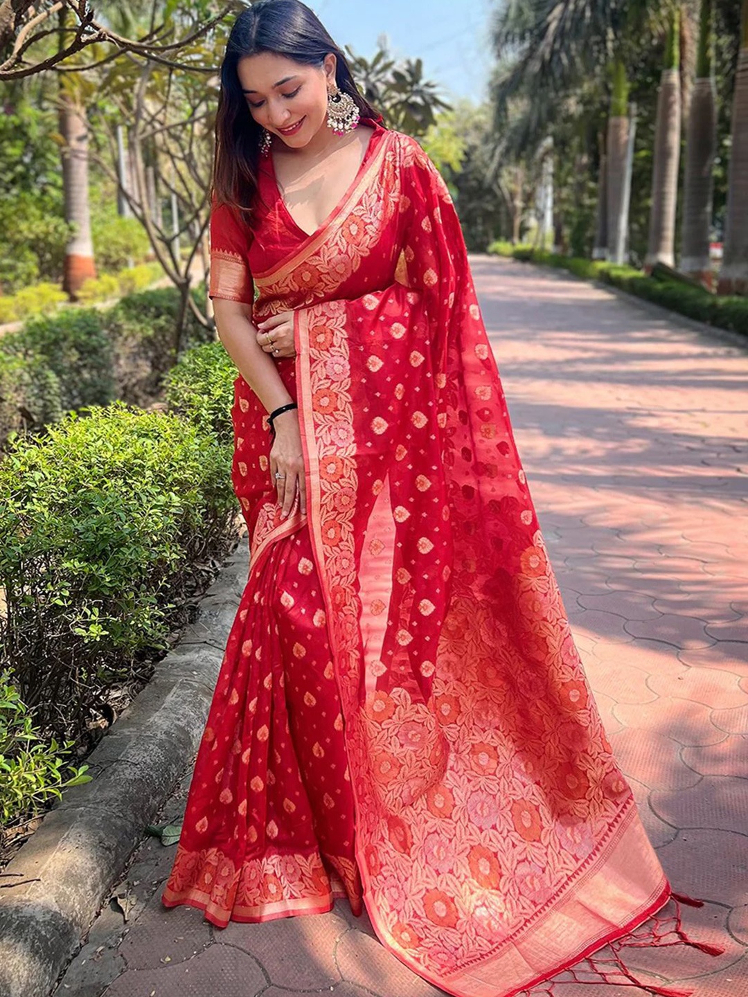 

Panzora Ethnic Motifs Woven Design Zari Saree, Red