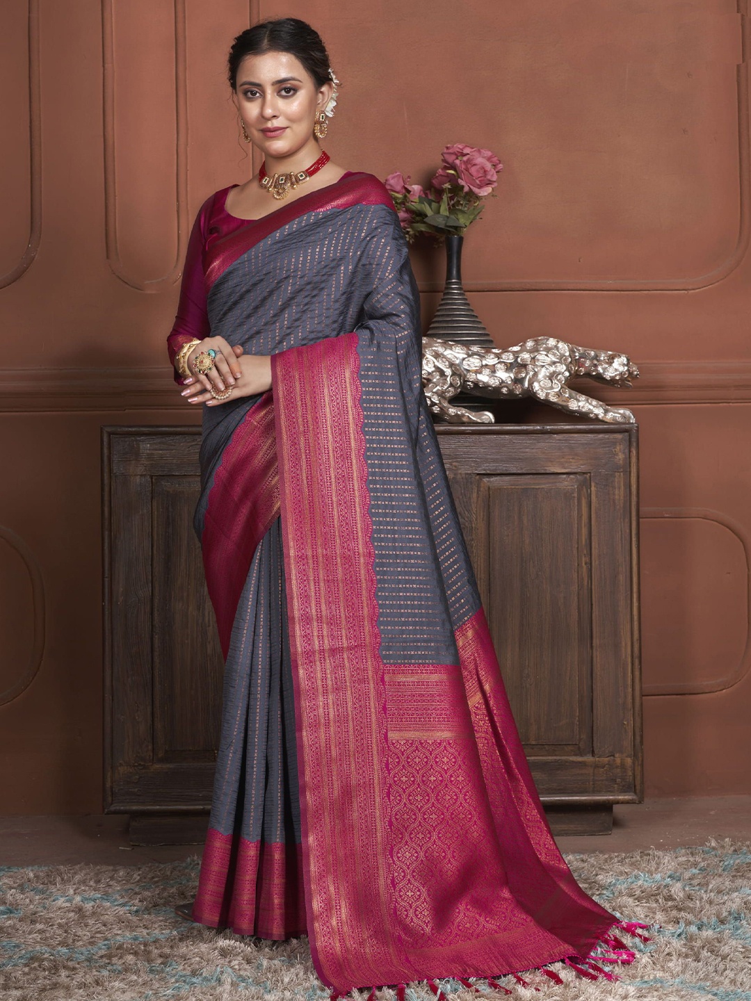 

KAYOMMI Ethnic Motifs Zari Kanjeevaram Saree, Grey