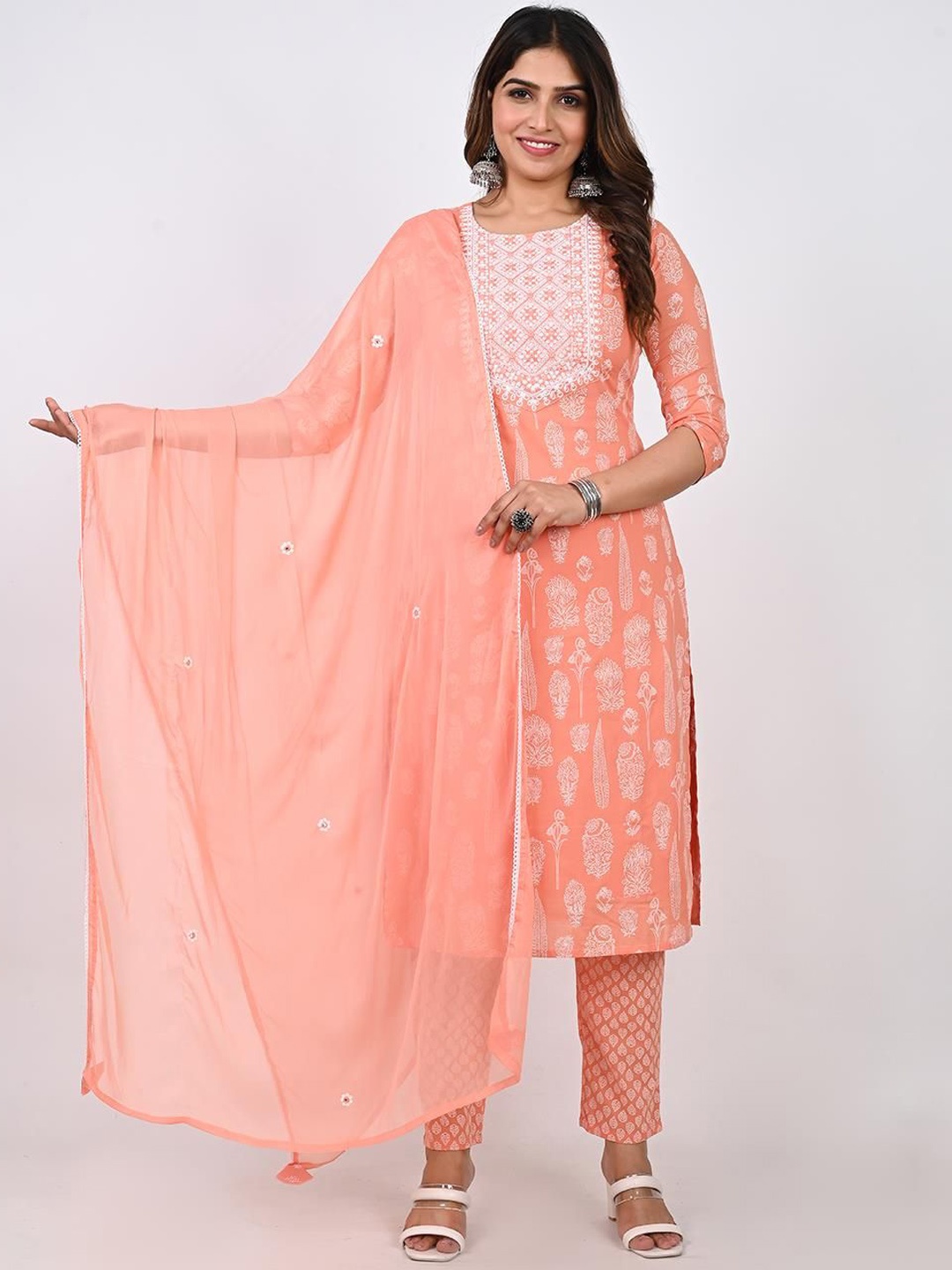 

KAVITA GUPTA Ethnic Motifs Embroidered Pure Cotton Straight Kurta with Palazzos & With, Peach