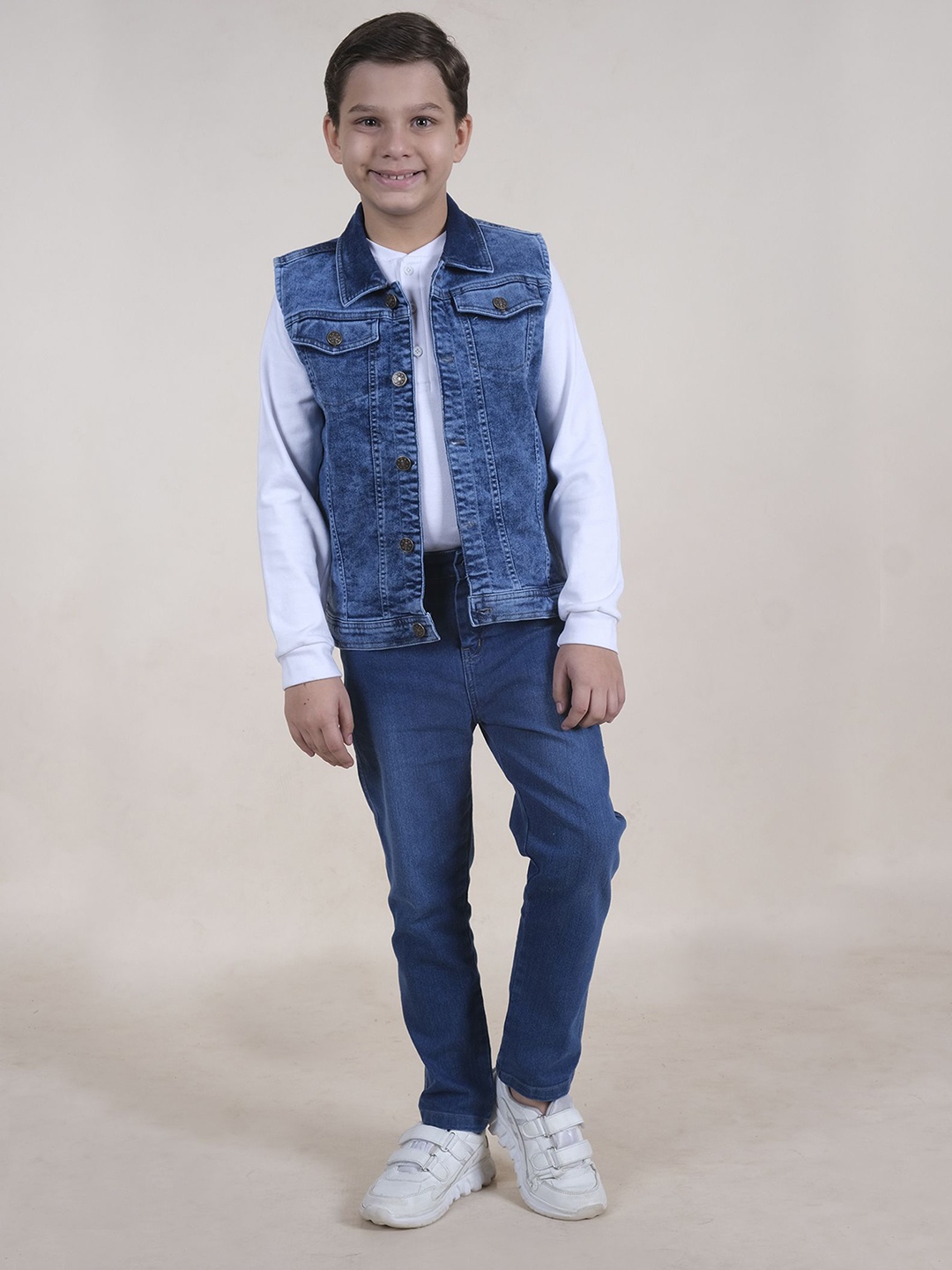 

KiddoPanti Boys Henley Neck Cotton T-shirt With Jeans & Jacket, White
