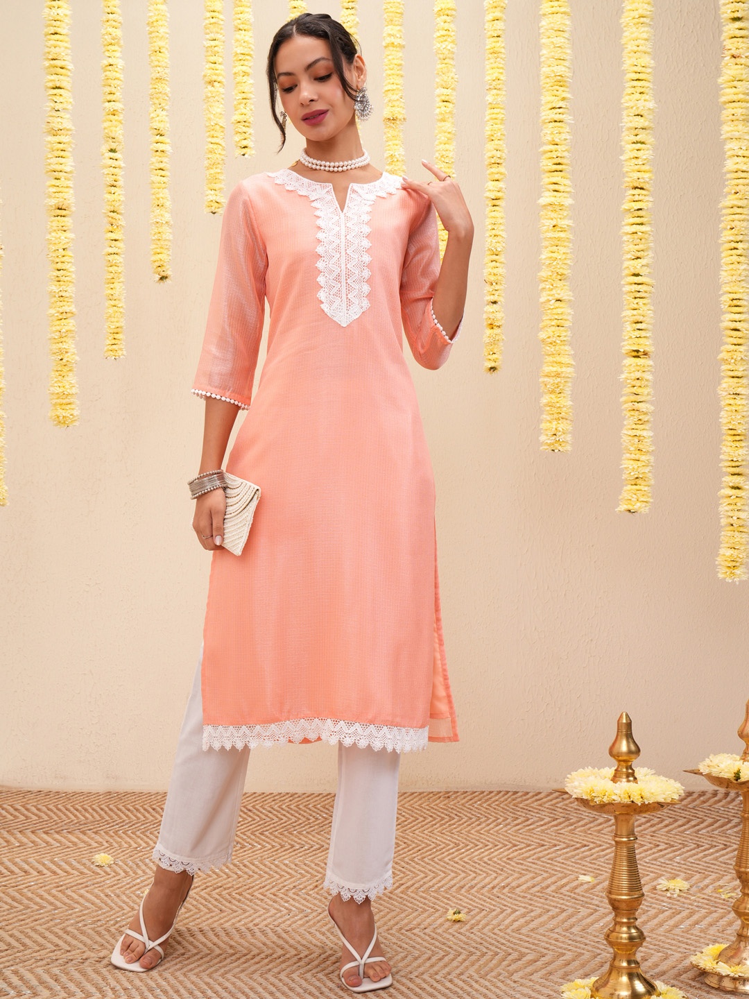 

Vishudh Ethnic Motifs Embroidered Straight Kurta, Coral