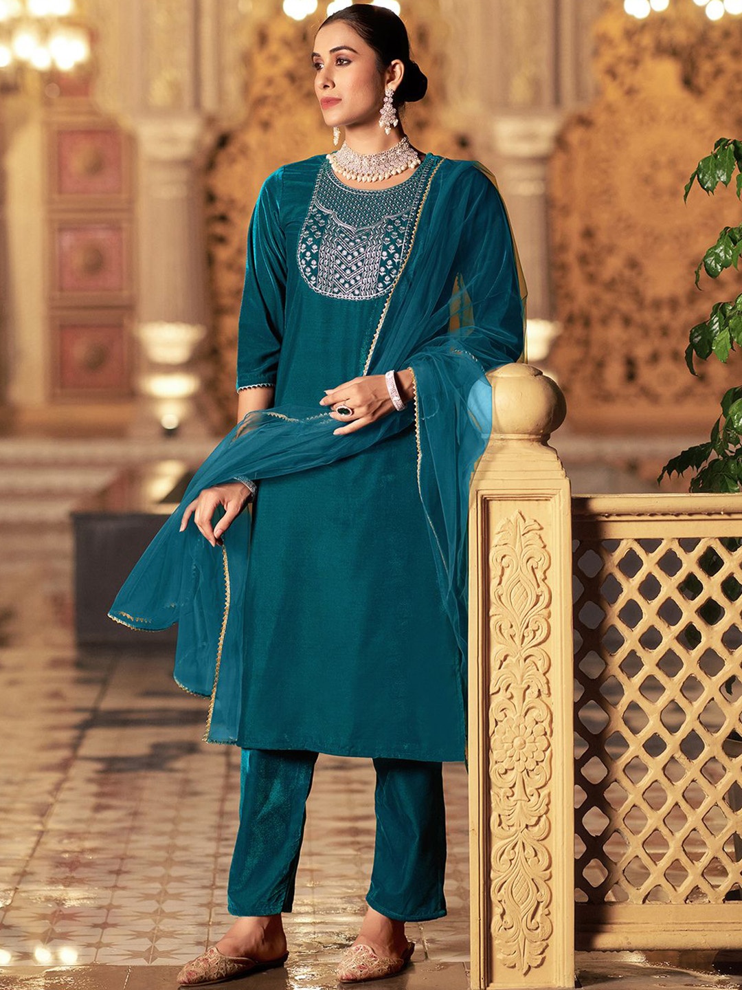 

KALINI Ethnic Motifs Embroidered Sequinned Velvet Kurta with Trousers & Dupatta, Green