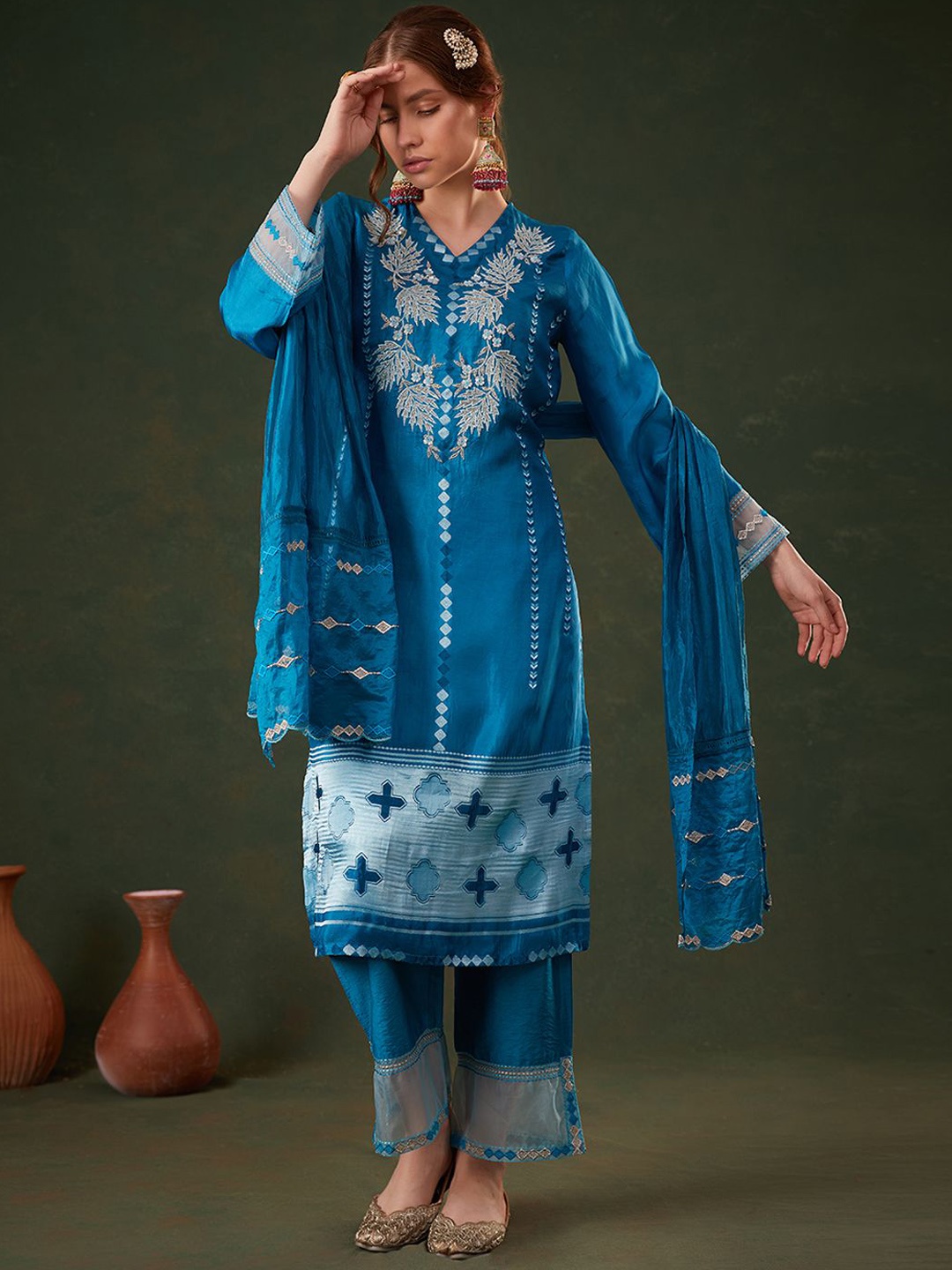 

HEEPOSH Floral Embroidered Straight Kurta with Trousers & Dupatta, Blue