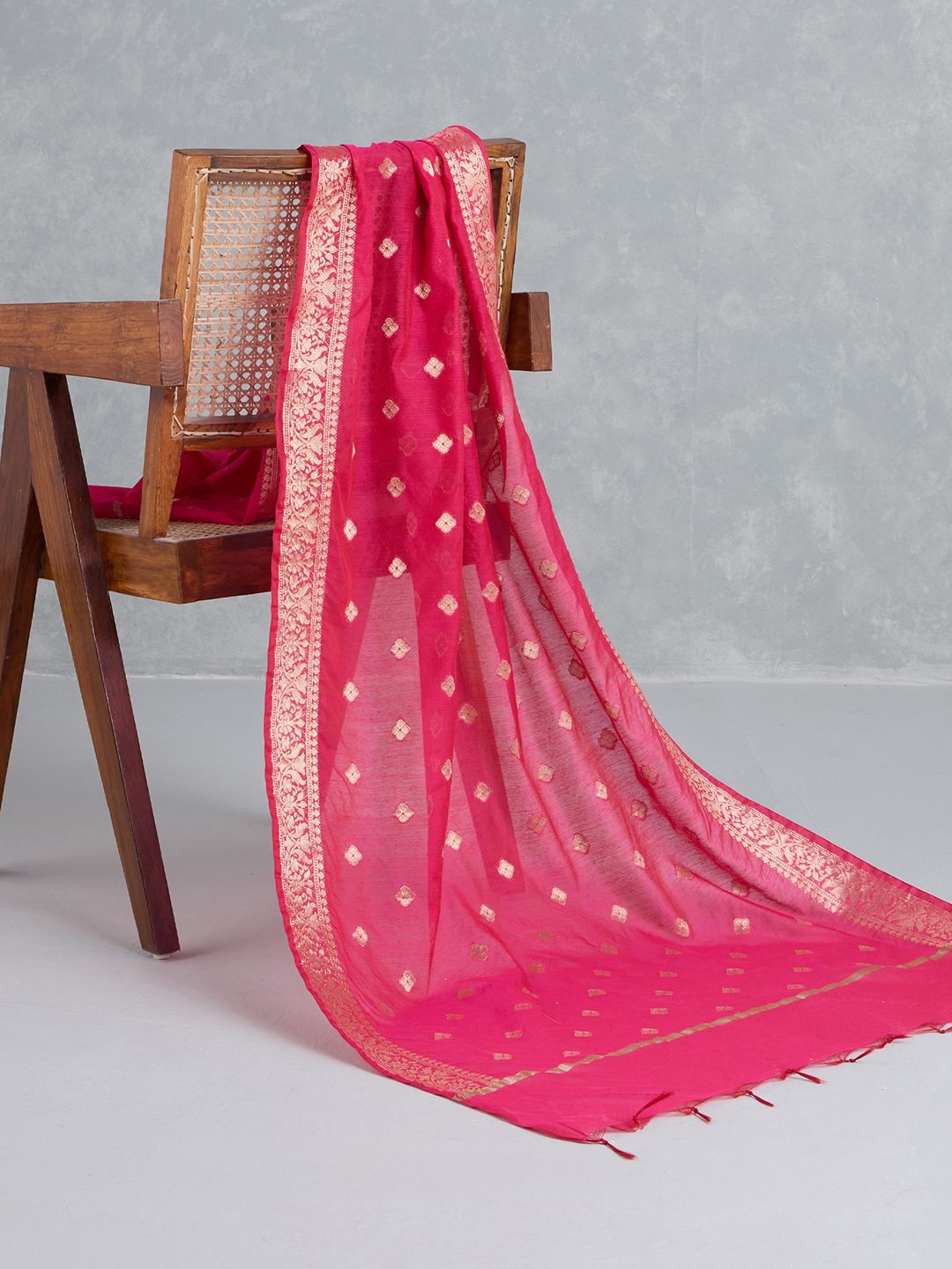 

Likha Geometric Woven Design Tasselled Dupatta, Pink