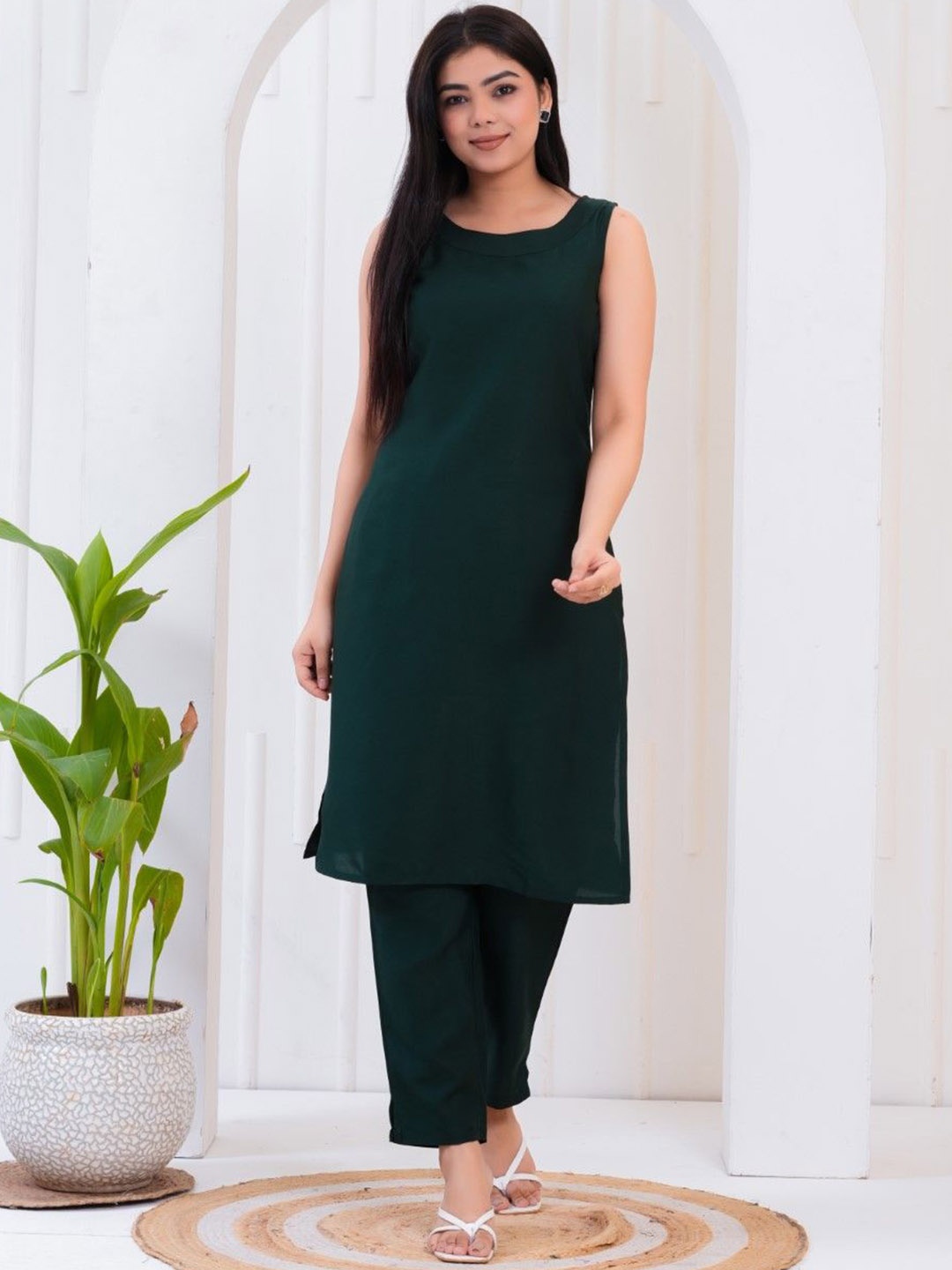 

SAK JAIPUR Round Neck Sleeveless Straight Kurta With Trousers, Green