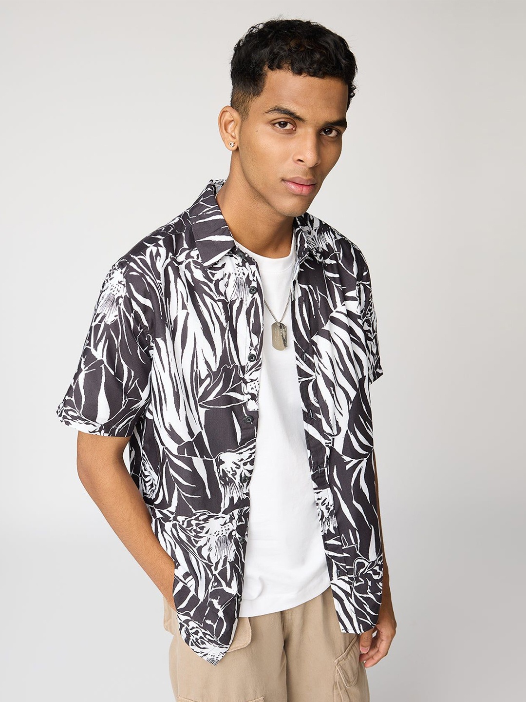 

FREAKINS Men Spread Collar Abstract Printed Relaxed Fit Casual Shirt, Black