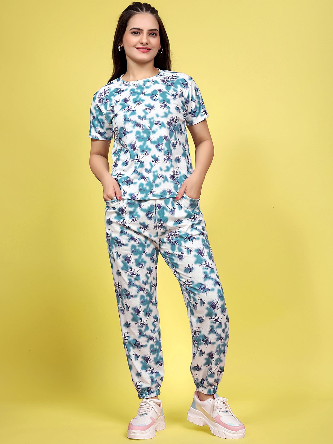 

SAKARMAA Women Printed T-Shirt With Joggers Co-Ords, White