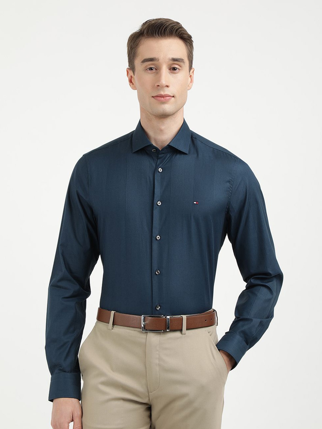 

Tommy Hilfiger Men Cutaway Collar Solid Cotton Formal Shirt, Blue