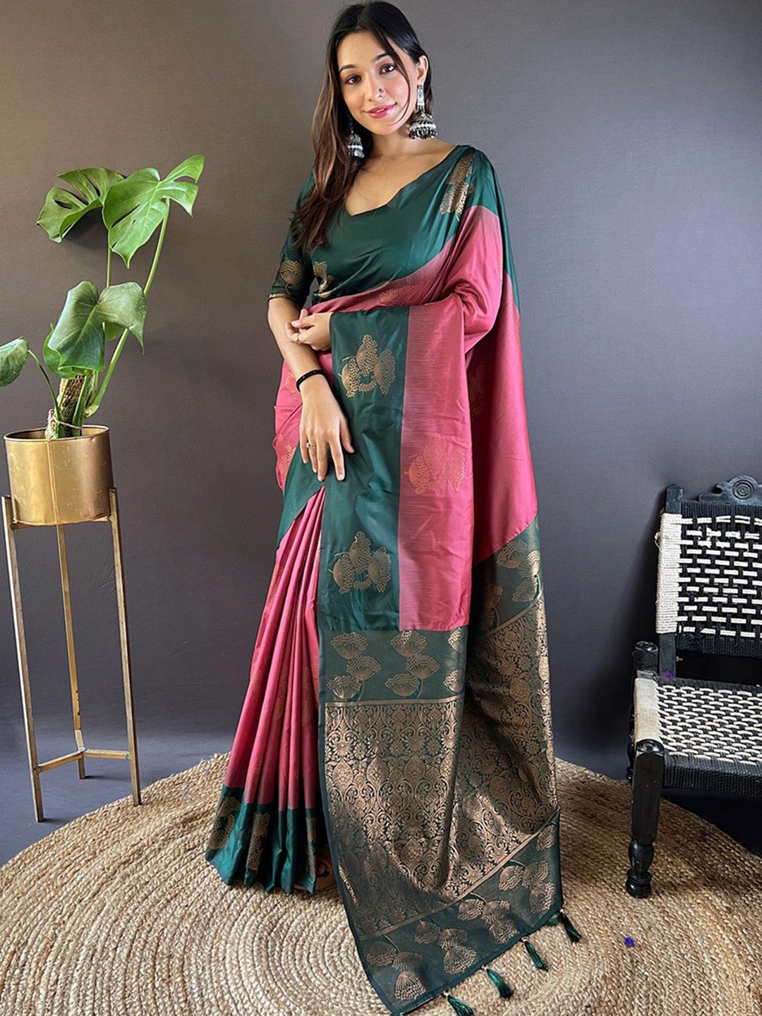 

Ishin Woven Design Zari Saree, Pink