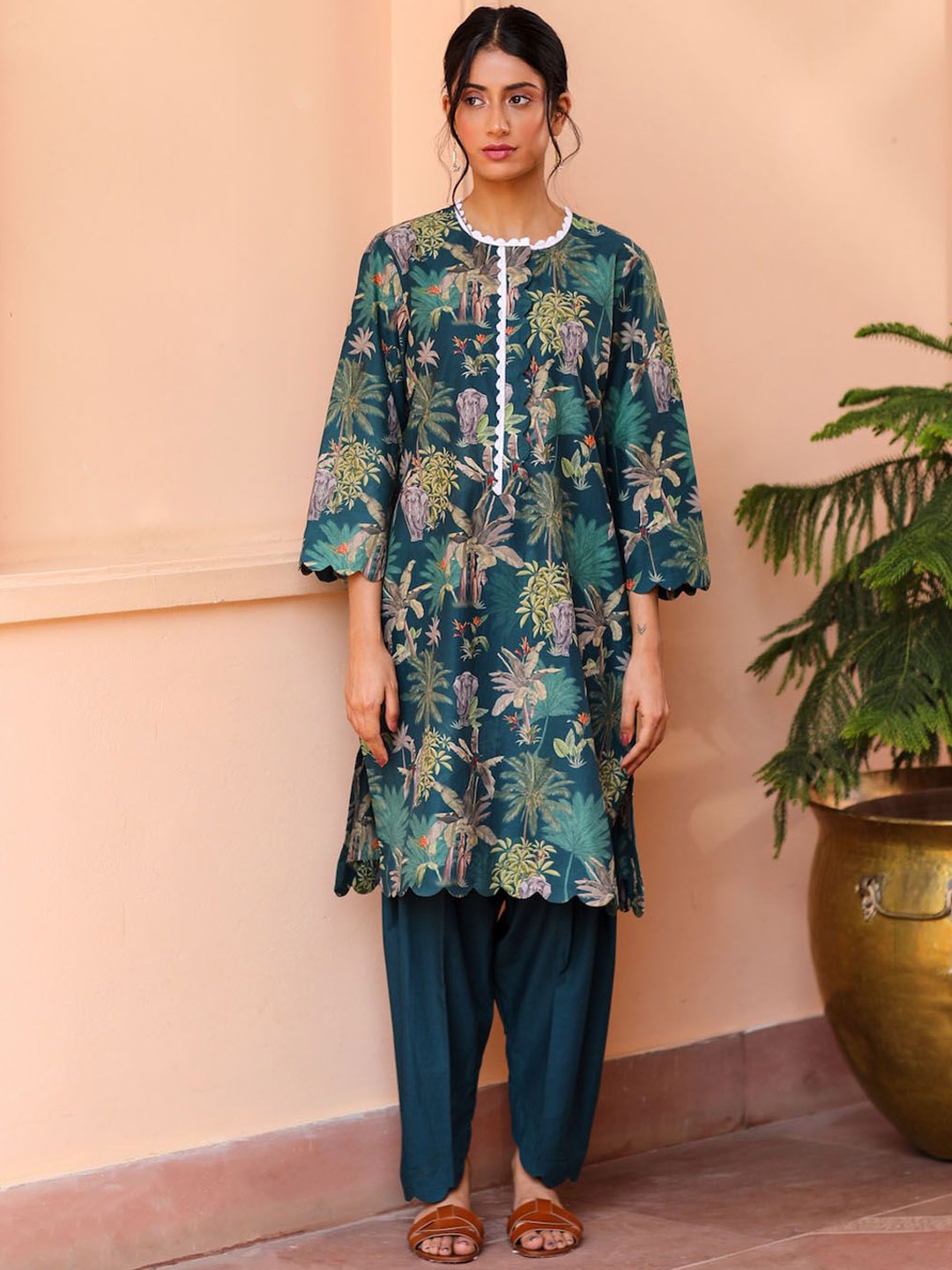 

Sage Saga Floral Printed Regular Pure Cotton Straight Kurta with Salwar, Green