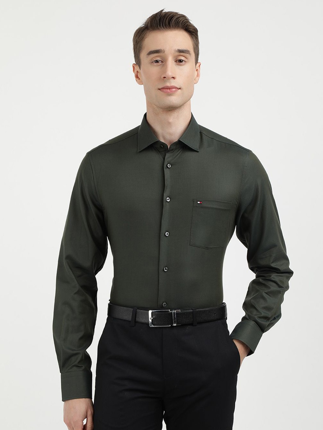 

Tommy Hilfiger Men Cutaway Collar Solid Cotton Formal Shirt, Olive