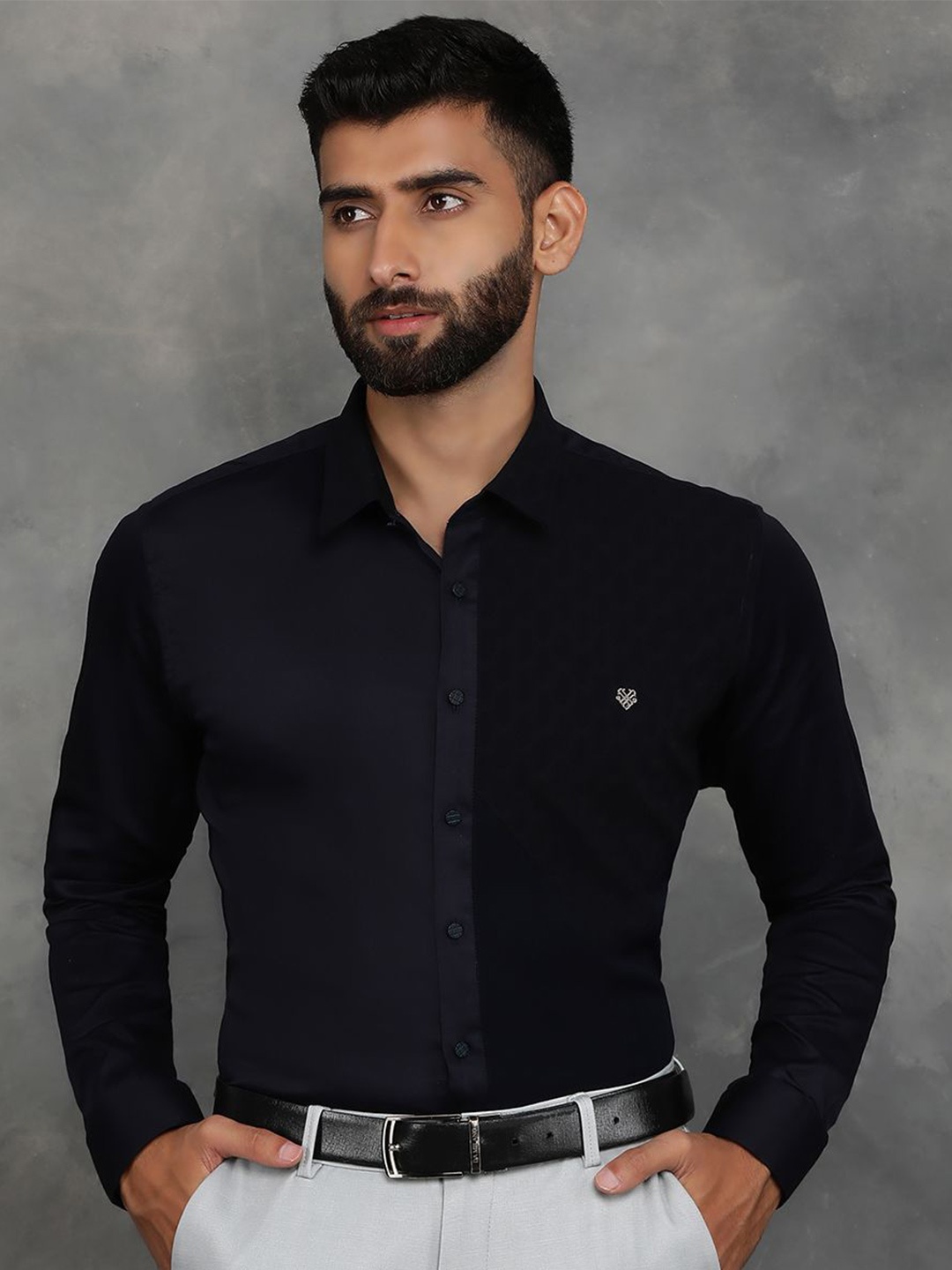 

JB STUDIO Men Spread Collar Colourblocked Slim Fit Formal Shirt, Navy blue