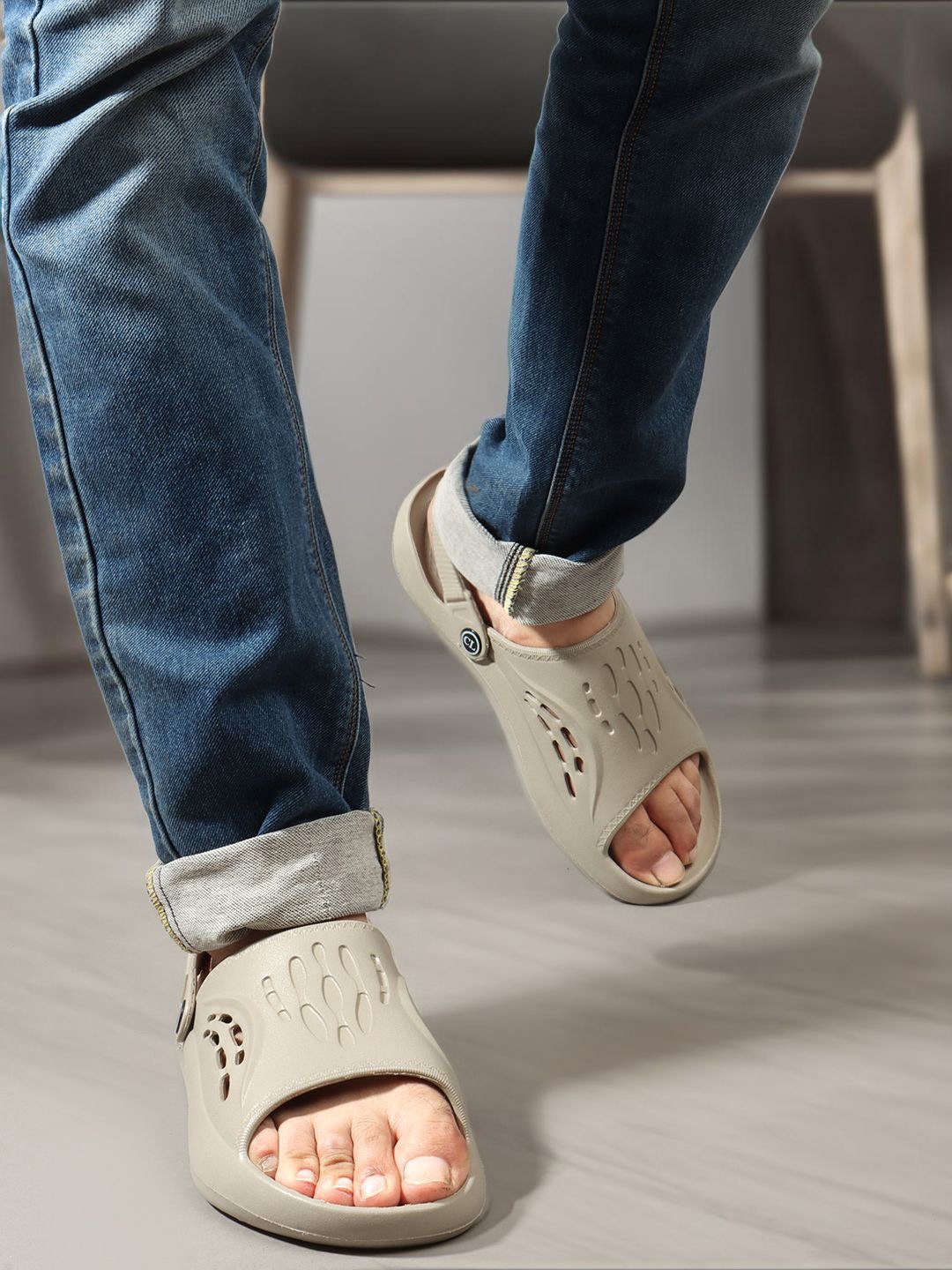 

Carlton London Men Self Design Rubber Sliders, Beige