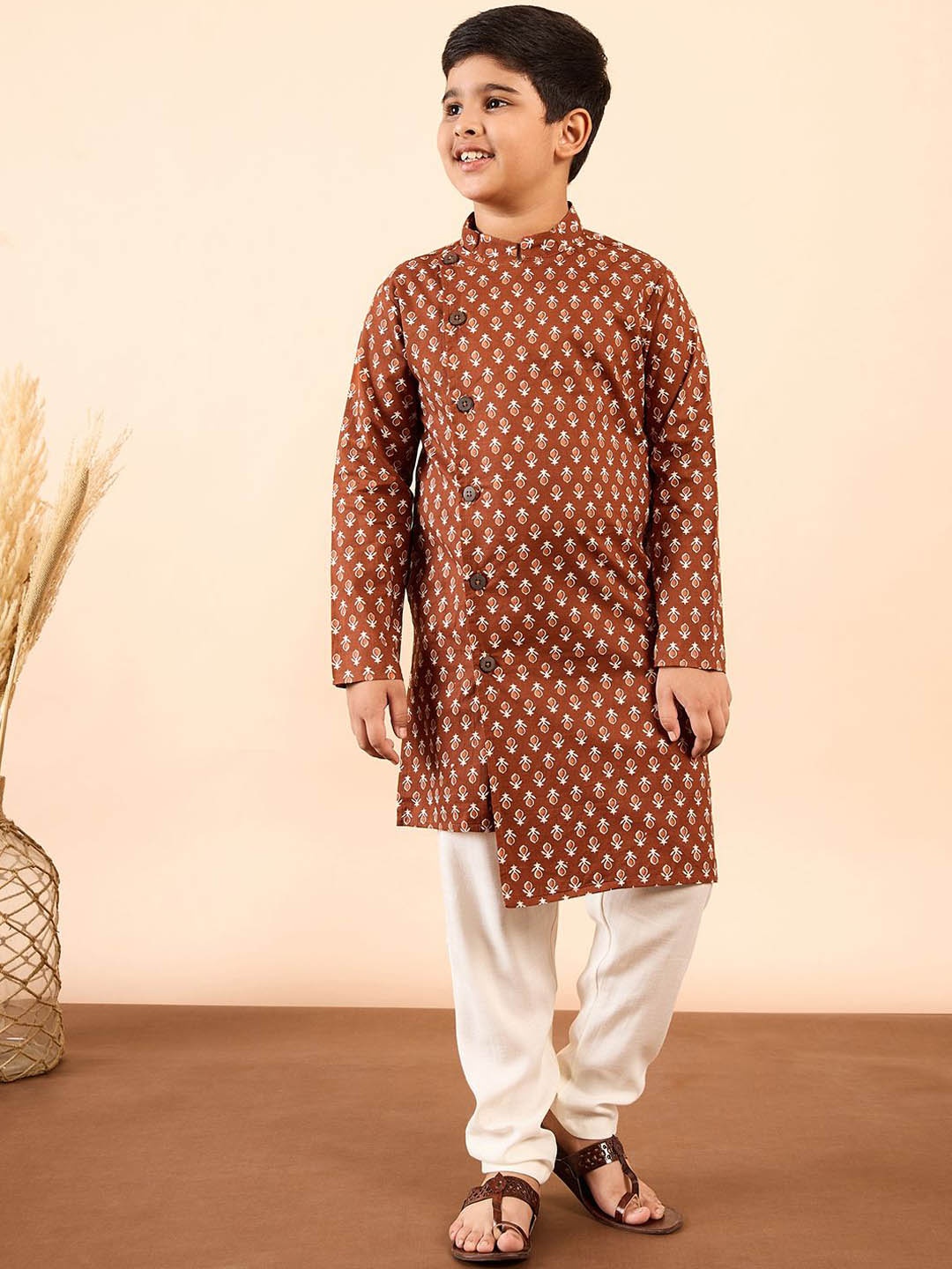 

Stylo Bug Boys Floral Printed Mandarin Collar Pure Cotton Straight Kurta With Pyjama, Brown