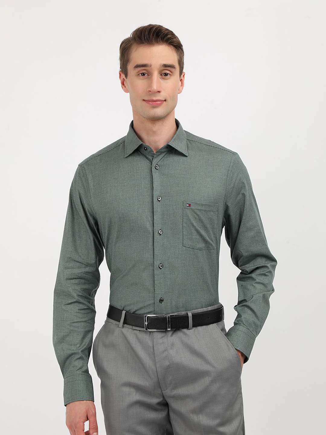 

Tommy Hilfiger Men Cutaway Collar Solid Cotton Formal Shirt, Olive