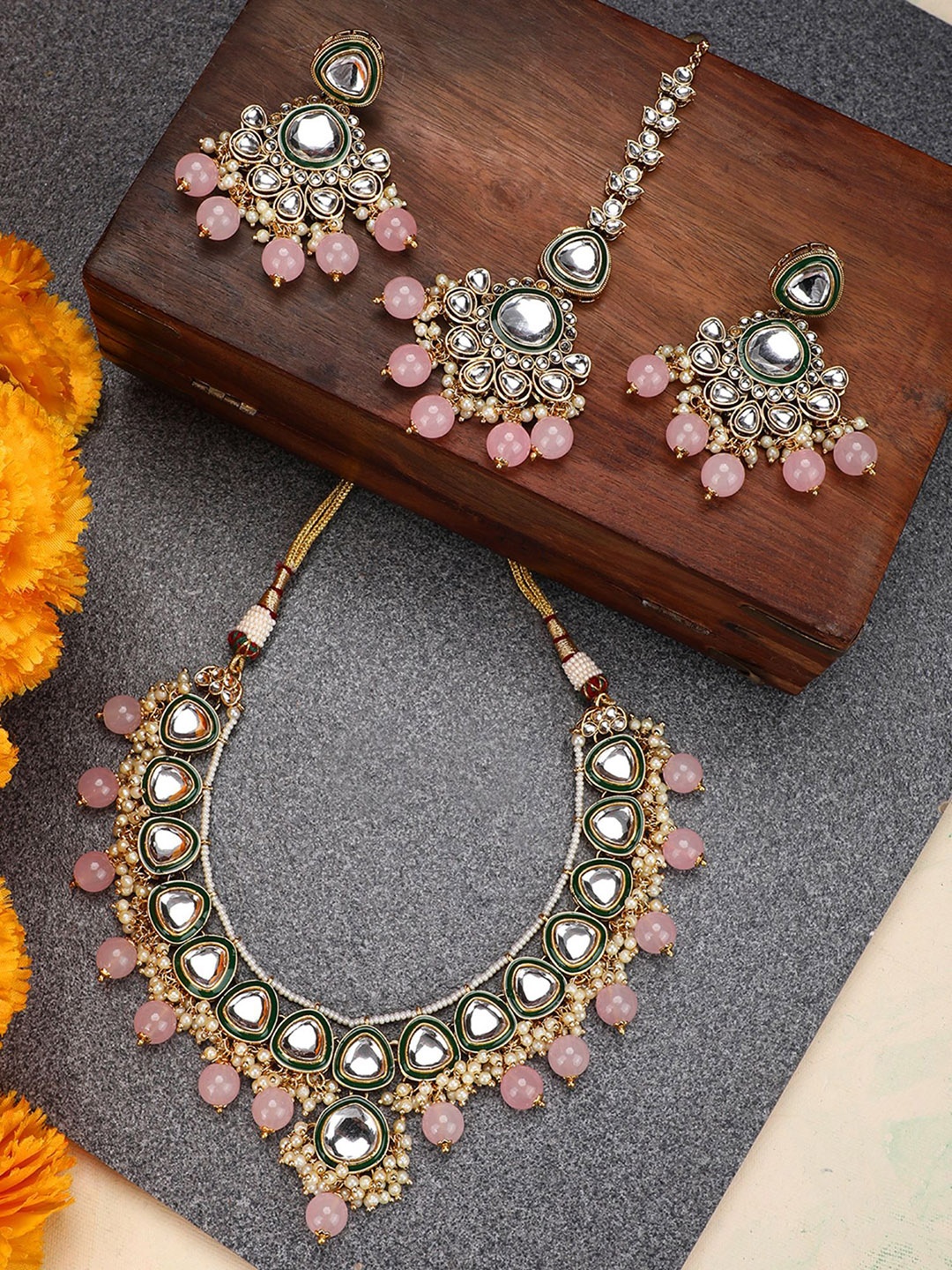 

ANIKAS CREATION Gold-Plated Kundan-Studded & Beaded Jewellery Set