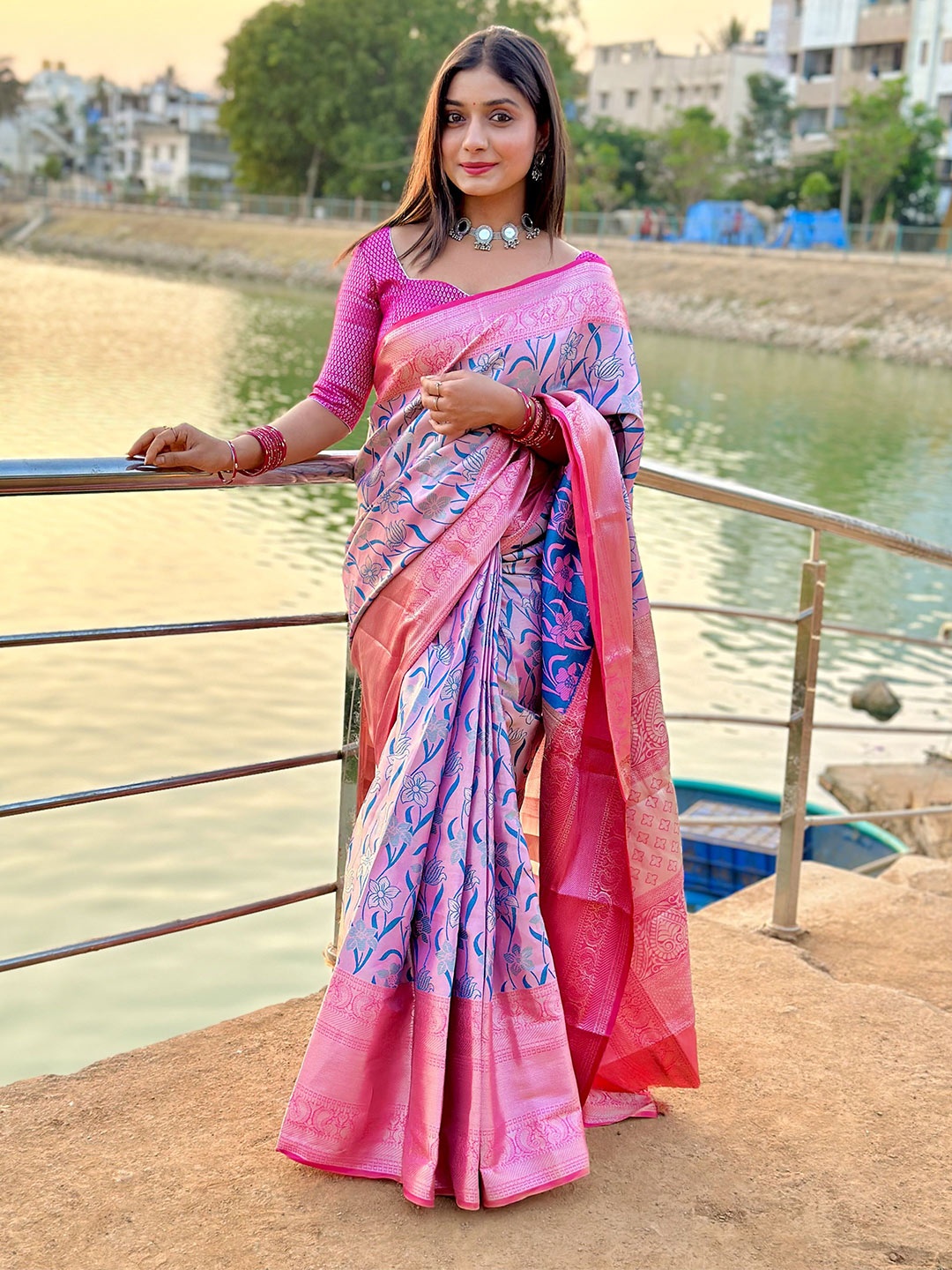 

DrapeMall Floral Woven Design Zari Kanjeevaram Saree, Pink