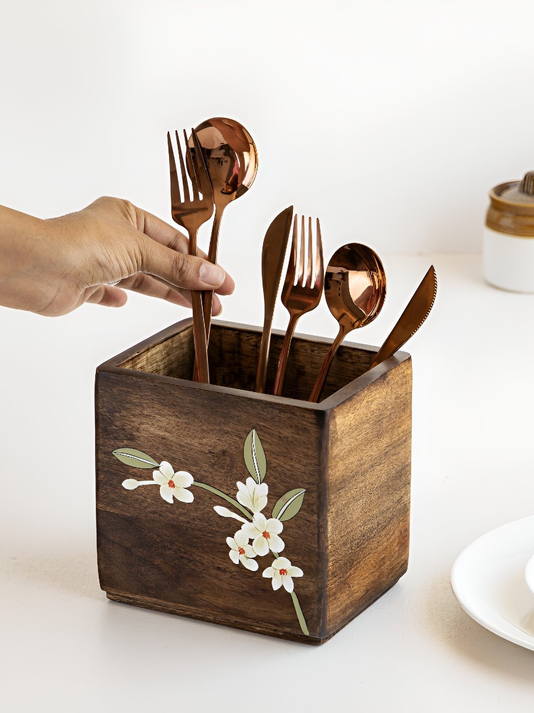 

Aurum Crafts Bella Brown and White Mango Wooden Cutlery Stand