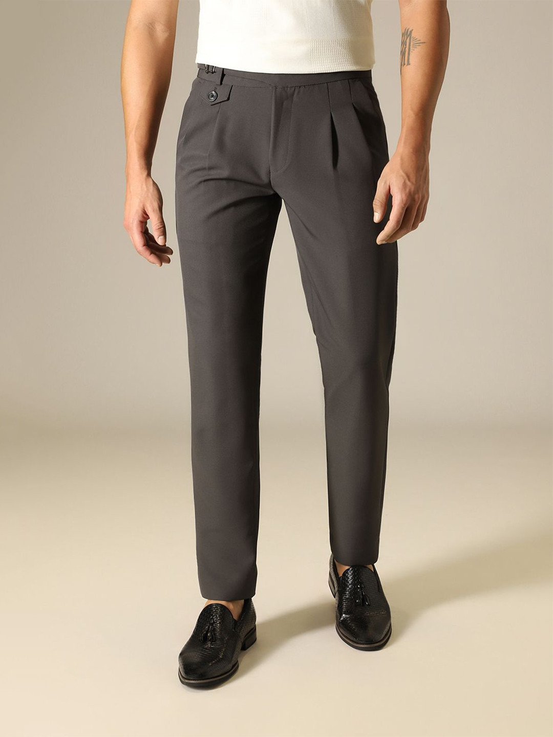 

Banana Club Men Solid Slim Fit Pleated Trousers, Grey