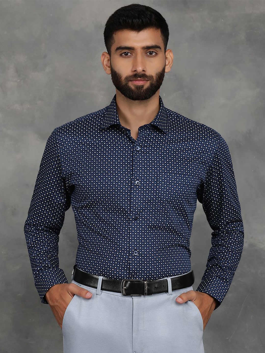 

Greenfibre Men Cutaway Collar Micro Ditsy Printed Cotton Slim Fit Casual Shirt, Navy blue