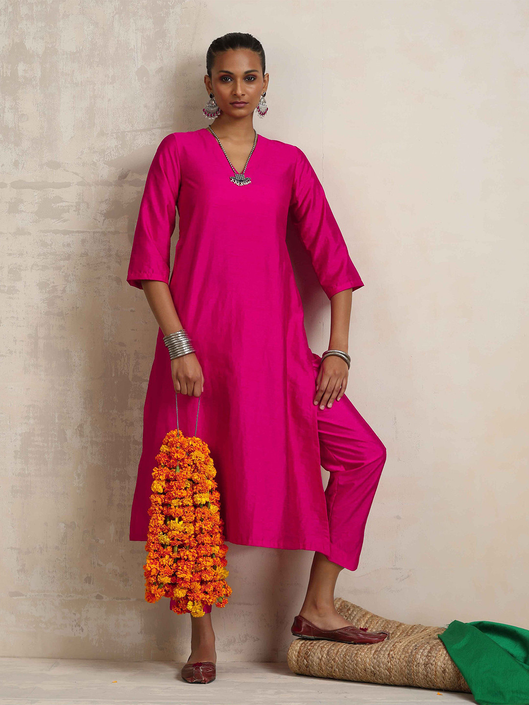

trueBrowns V-Neck Kurta with Trousers, Pink