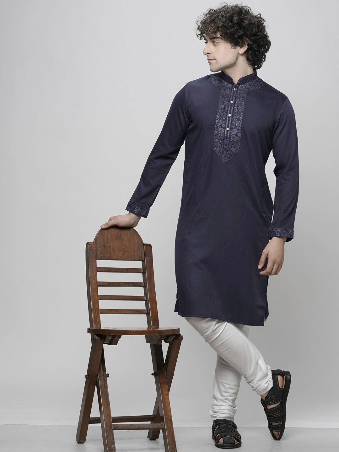

MAAHI FABS Floral Yoke Design Mandarin Collar Thread Work Straight Kurta With Churidar, Blue