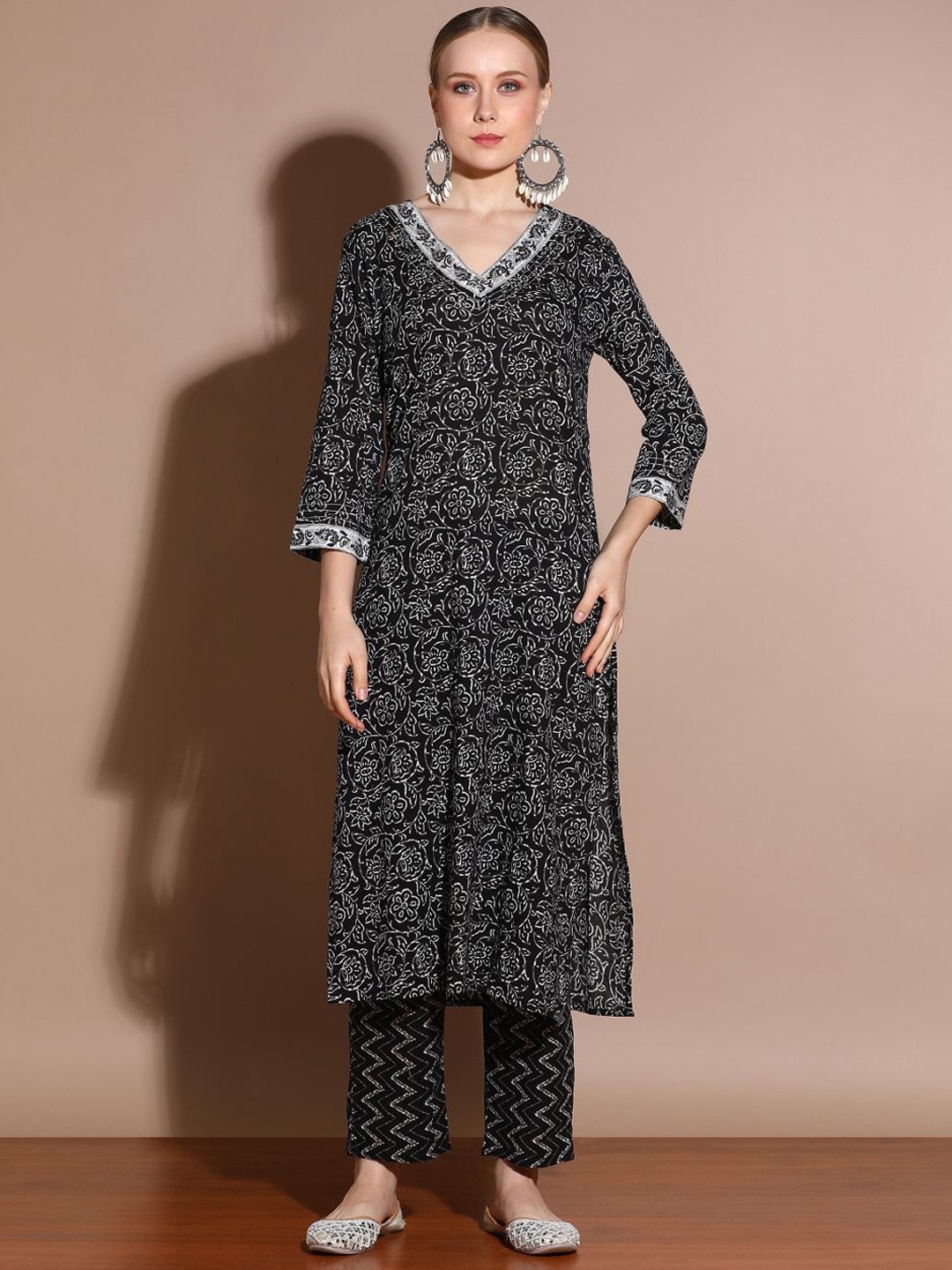 

Anouk Floral Printed Regular Thread Work Pure Cotton Straight Kurta with Trousers, Black